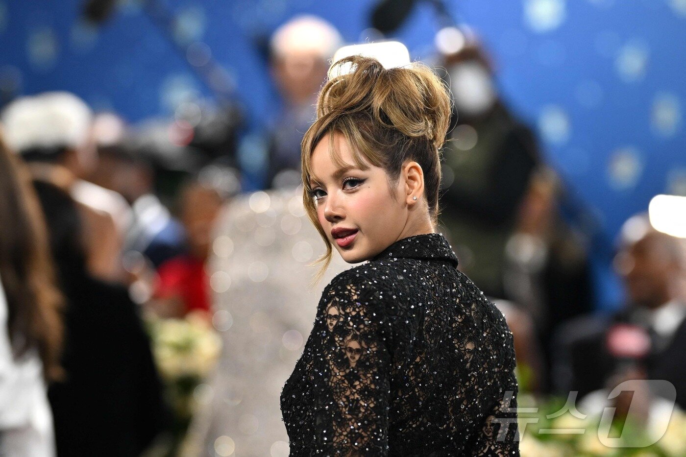 본문 이미지 - 블랙핑크 리사가 5일(현지시간) 미국 뉴욕 메트로폴리탄 미술관에서 열린 '2025 메트 갈라'에서 포즈를 취하고 있다. ⓒ AFP=뉴스1