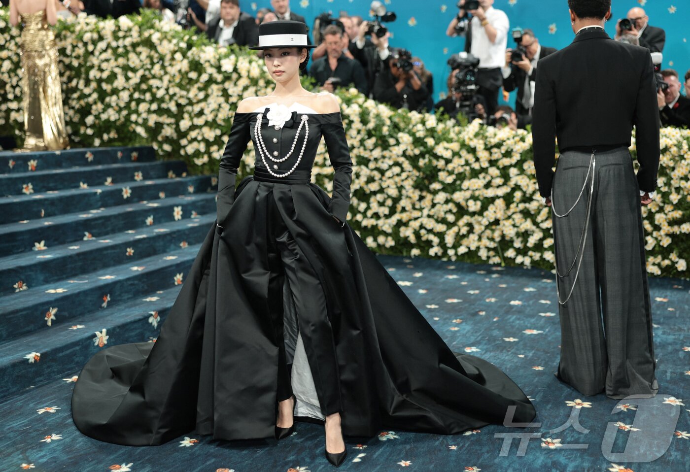 본문 이미지 - 블랙핑크 제니가 5일(현지시간) 미국 뉴욕 메트로폴리탄 미술관에서 열린 '2025 메트 갈라'에서 포즈를 취하고 있다.ⓒ 로이터=뉴스1