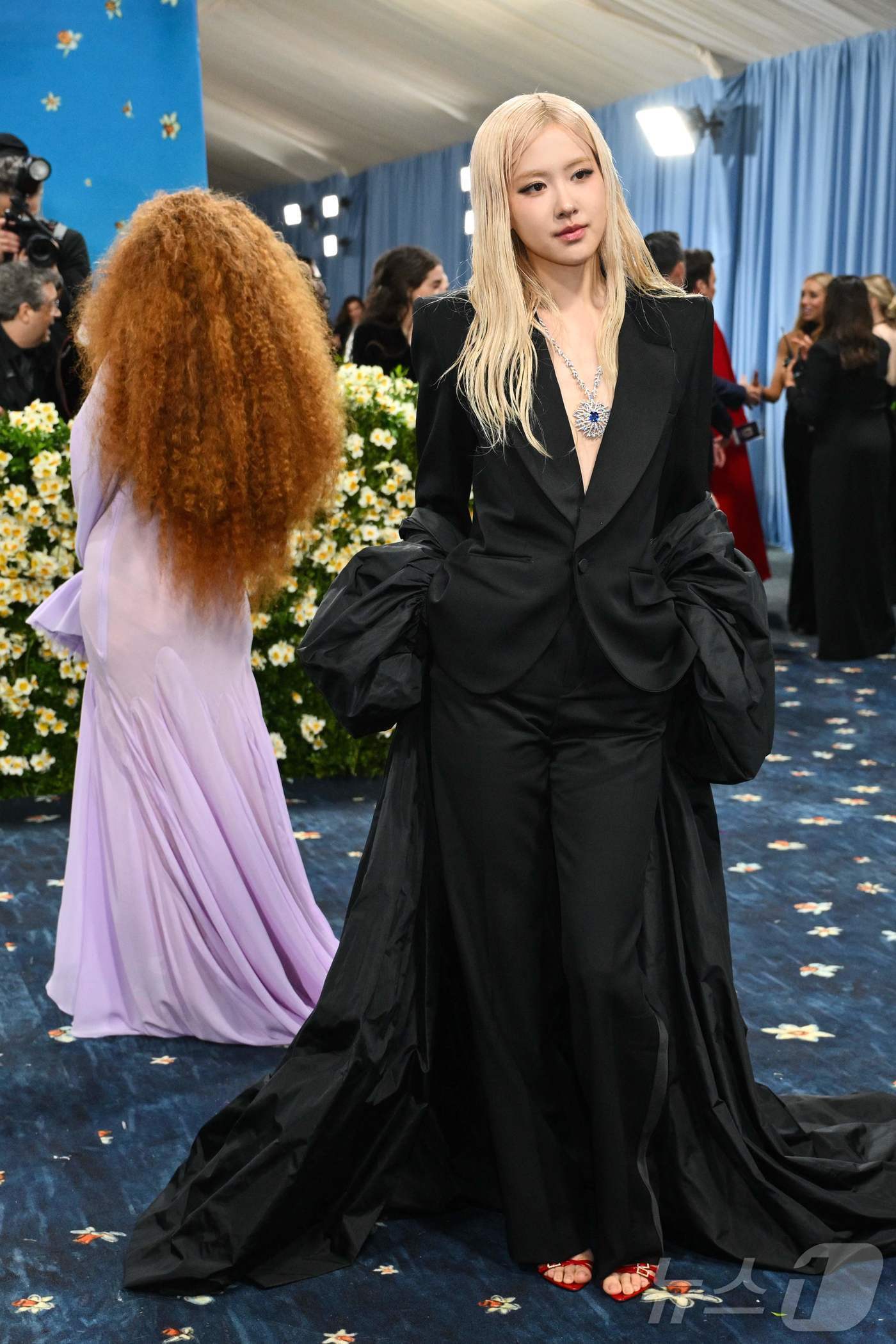 본문 이미지 - 블랙핑크 로제가 5일(현지시간) 미국 뉴욕 메트로폴리탄 미술관에서 열린 '2025 메트 갈라'에서 포즈를 취하고 있다. ⓒ AFP=뉴스1