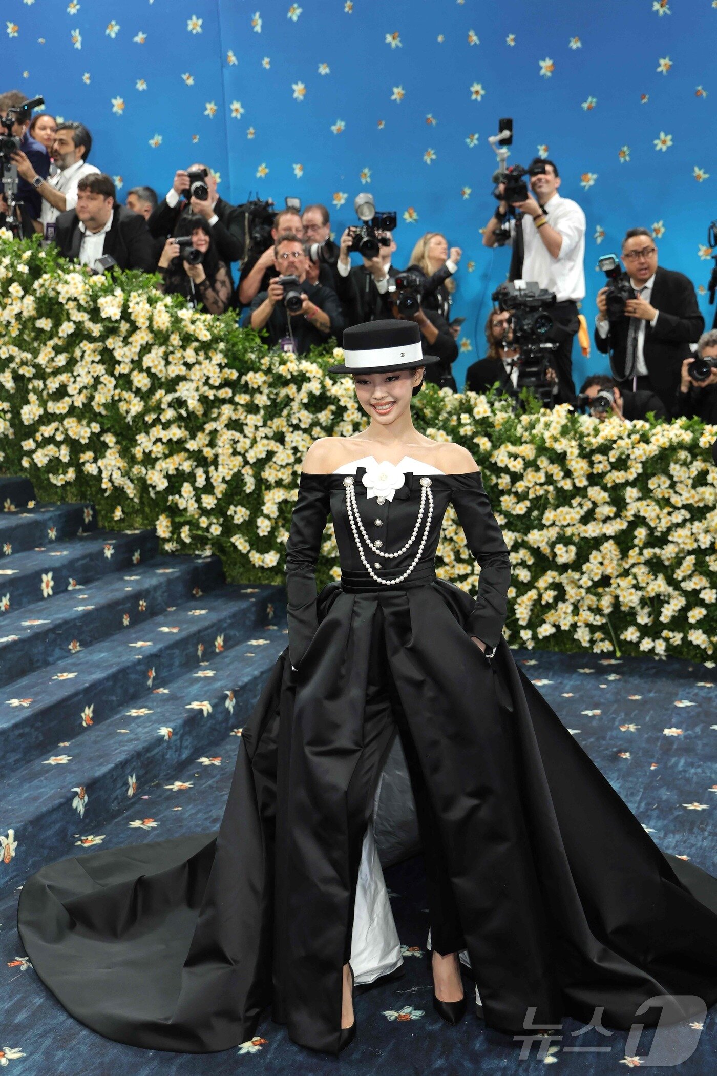 본문 이미지 - 블랙핑크 제니가 5일(현지시간) 미국 뉴욕 메트로폴리탄 미술관에서 열린 '2025 메트 갈라'에서 포즈를 취하고 있다.ⓒ AFP=뉴스1