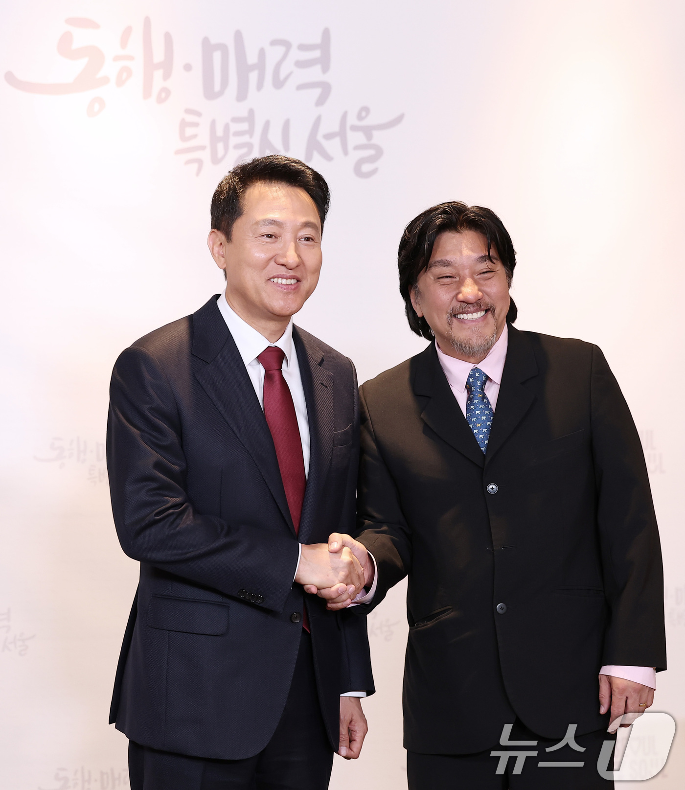 (서울=뉴스1) 김성진 기자 = 오세훈 서울시장이 7일 서울시청 집무실에서 열린 서울특별시 홍보대사 위촉식에서 에드워드 리 셰프와 악수하고 있다. 2025.5.7/뉴스1