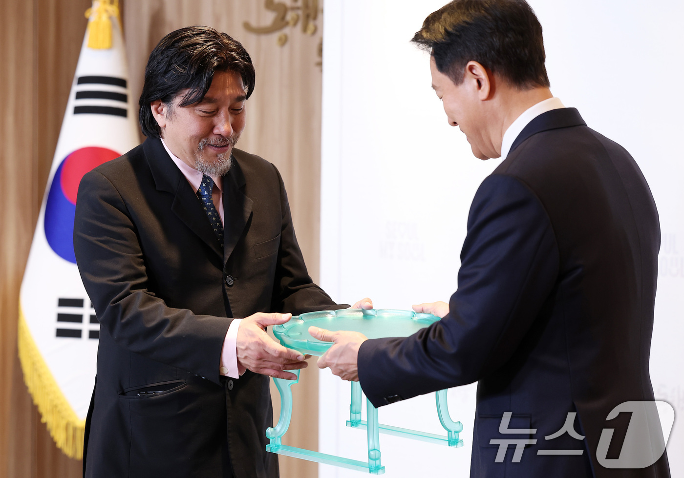 (서울=뉴스1) 김성진 기자 = 서울시 홍보대사로 위촉된 에드워드 리 셰프가 7일 서울 중구 서울시청 집무실에서 열린 위촉식에서 오세훈 서울시장에게 서울색 소반을 선물 받고 있다. …