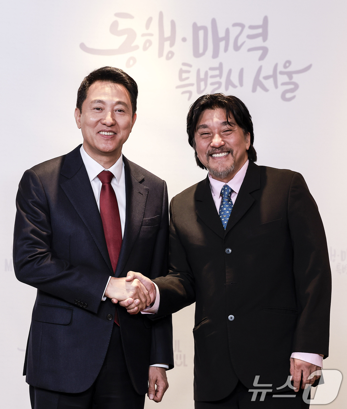 (서울=뉴스1) 김성진 기자 = 오세훈 서울시장이 7일 서울 중구 서울시청 집무실에서 열린 서울시 홍보대사 위촉식에서 홍보대사로 위촉된 에드워드 리 셰프와 기념촬영을 하고 있다. …