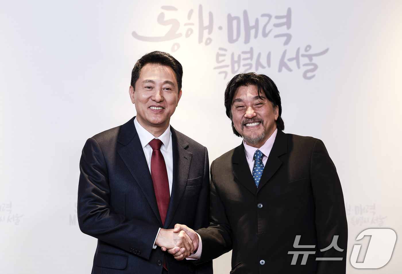 (서울=뉴스1) 김성진 기자 = 오세훈 서울시장이 7일 서울 중구 서울시청 집무실에서 열린 서울시 홍보대사 위촉식에서 홍보대사로 위촉된 에드워드 리 셰프와 기념촬영을 하고 있다. …