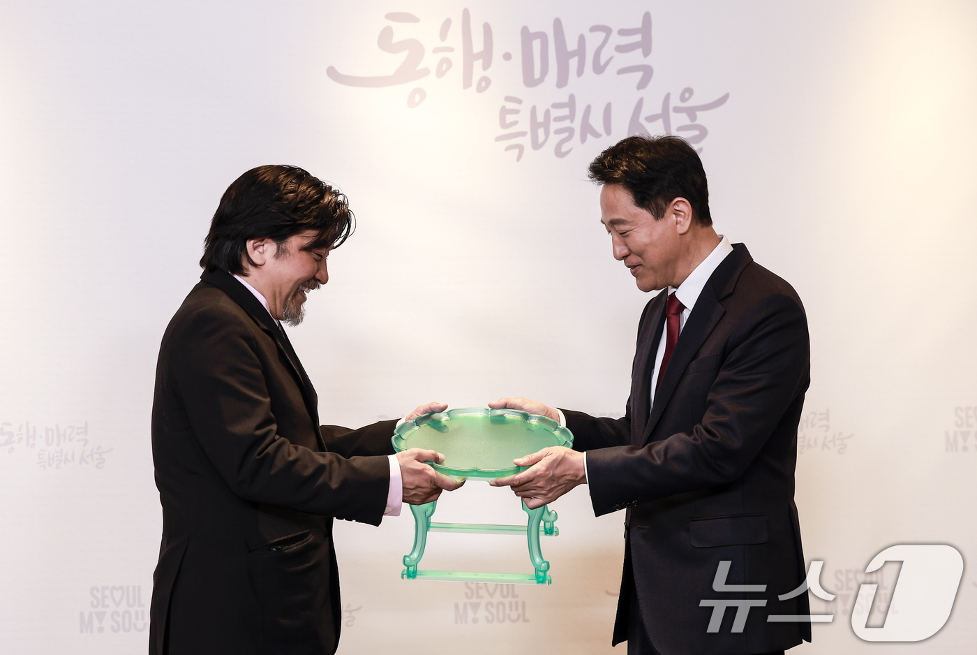 (서울=뉴스1) 김성진 기자 = 오세훈 서울시장이 7일 서울 중구 서울시청 집무실에서 열린 서울시 홍보대사 위촉식에서 홍보대사로 위촉된 에드워드 리 셰프에게 서울색 소반을 선물하고 …