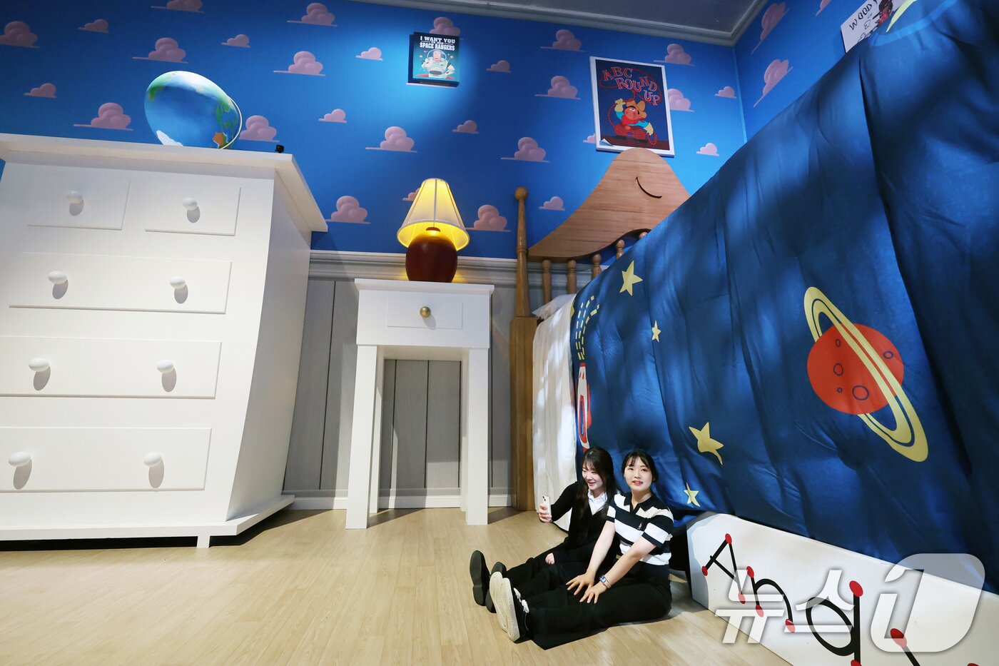 본문 이미지 - 7일 오전 서울 성동구 성수문화예술마당에서 열린 '문도 픽사(Mundo Pixae): 픽사, 상상의 세계로' 미디어데이에서 관계자가 체험공간을 소개하고 있다. 2025.5.7/뉴스1 ⓒ News1 황기선 기자