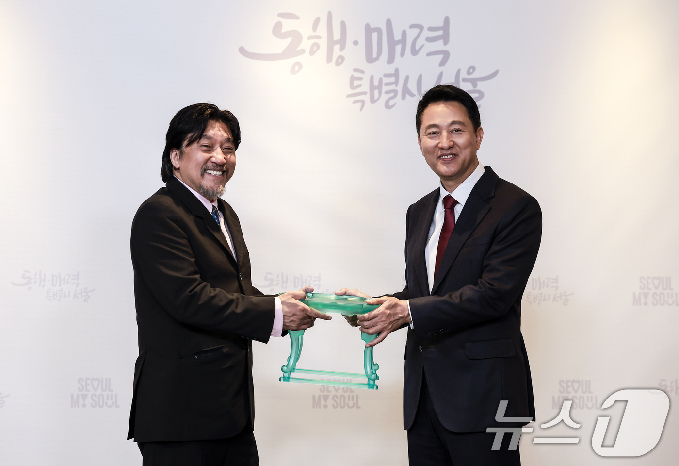 (서울=뉴스1) 김성진 기자 = 오세훈 서울시장이 7일 서울 중구 서울시청 집무실에서 열린 서울시 홍보대사 위촉식에서 홍보대사로 위촉된 에드워드 리 셰프에게 서울색 소반을 선물하고 …