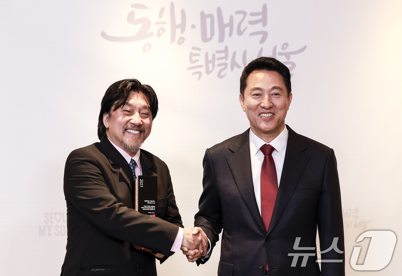 (서울=뉴스1) 김성진 기자 = 오세훈 서울시장이 7일 서울 중구 서울시청 집무실에서 열린 서울시 홍보대사 위촉식에서 홍보대사로 위촉된 에드워드 리 셰프와 기념촬영을 하고 있다. …