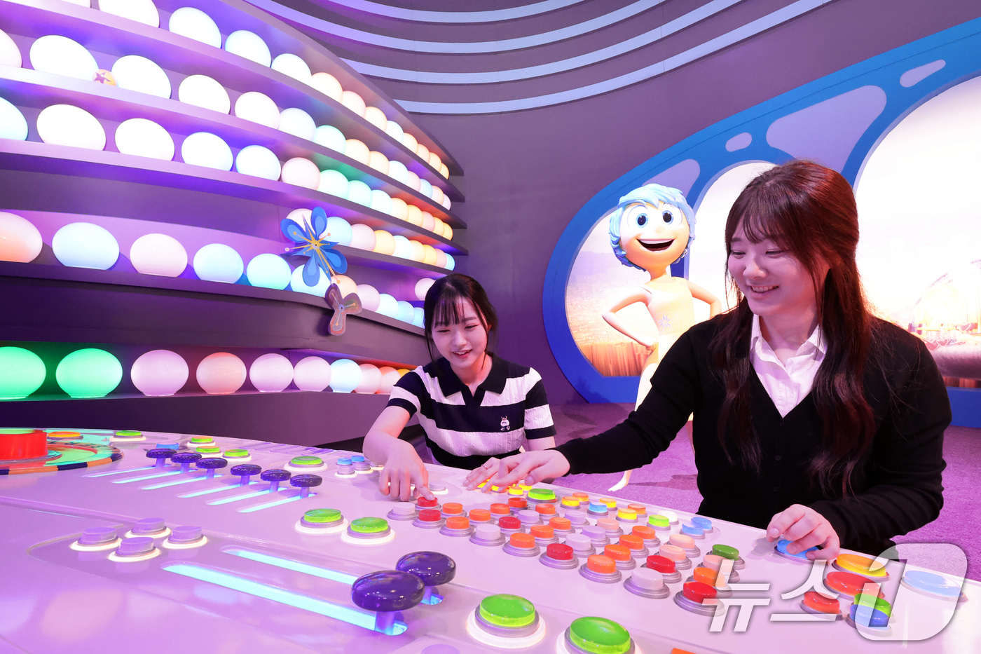 (서울=뉴스1) 황기선 기자 = 7일 오전 서울 성동구 성수문화예술마당에서 열린 '문도 픽사(Mundo Pixae): 픽사, 상상의 세계로' 미디어데이에서 관계자가 체험공간을 소개 …