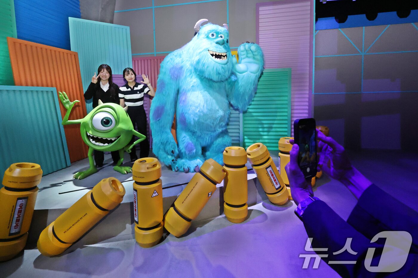 본문 이미지 - 7일 오전 서울 성동구 성수문화예술마당에서 열린 '문도 픽사(Mundo Pixae): 픽사, 상상의 세계로' 미디어데이에서 관계자가 체험공간을 소개하고 있다.  2025.5.7/뉴스1 ⓒ News1 황기선 기자