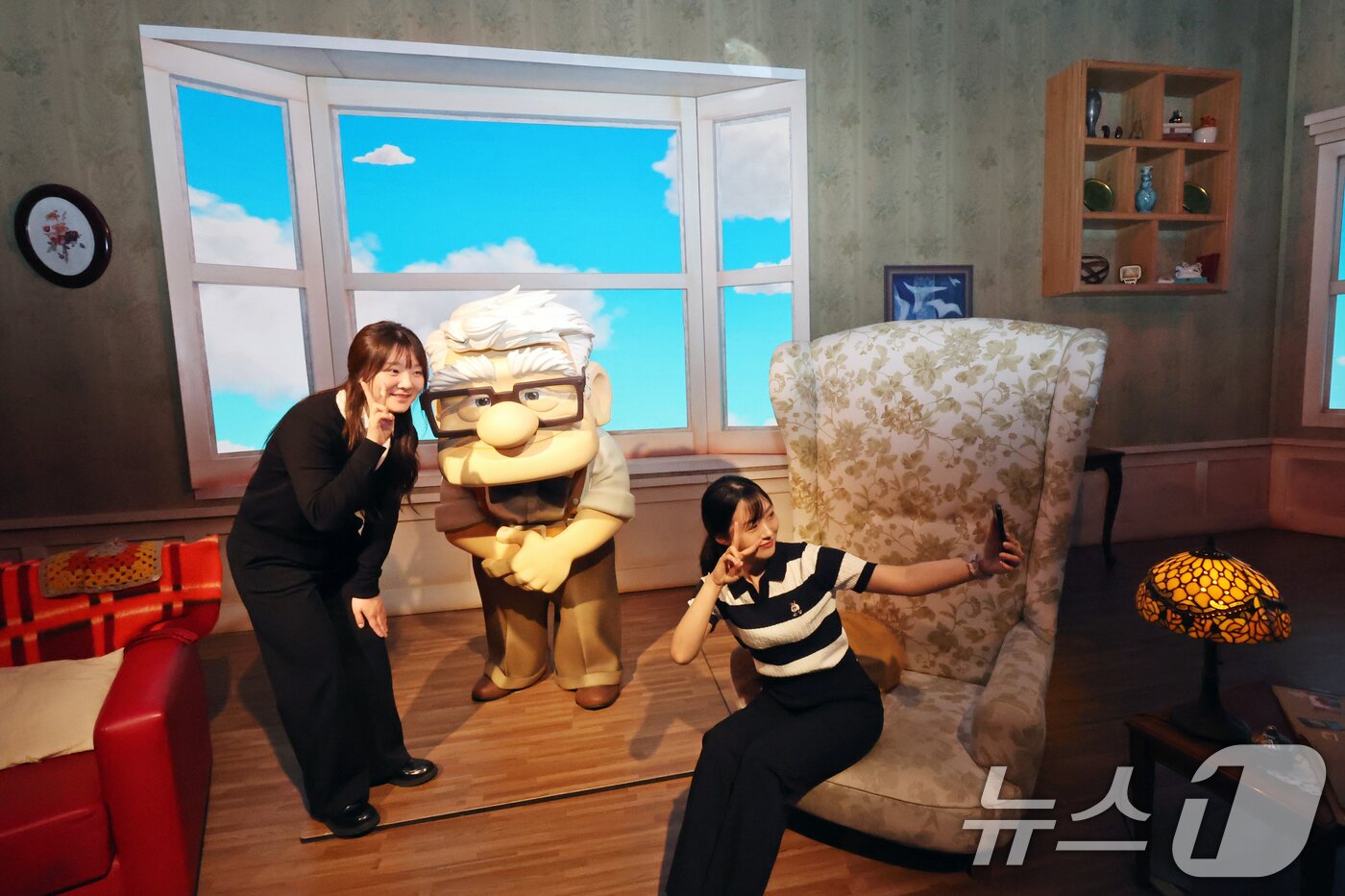 본문 이미지 - 7일 오전 서울 성동구 성수문화예술마당에서 열린 '문도 픽사(Mundo Pixae): 픽사, 상상의 세계로' 미디어데이에서 관계자가 체험공간을 소개하고 있다. 2025.5.7/뉴스1 ⓒ News1 황기선 기자