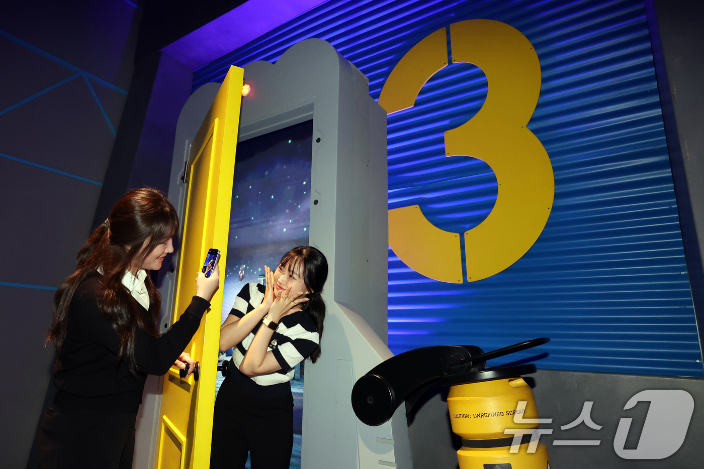 (서울=뉴스1) 황기선 기자 = 7일 오전 서울 성동구 성수문화예술마당에서 열린 '문도 픽사(Mundo Pixae): 픽사, 상상의 세계로' 미디어데이에서 관계자가 체험공간을 소개 …