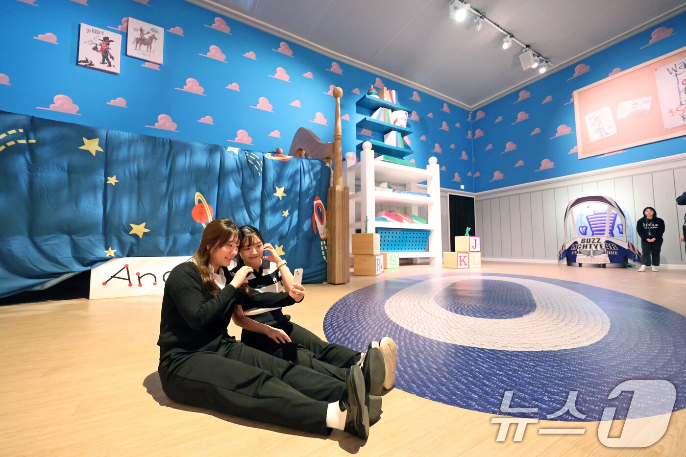 본문 이미지 - 7일 오전 서울 성동구 성수문화예술마당에서 열린 '문도 픽사(Mundo Pixae): 픽사, 상상의 세계로' 미디어데이에서 관계자가 체험공간을 소개하고 있다. 2025.5.7/뉴스1 ⓒ News1 황기선 기자