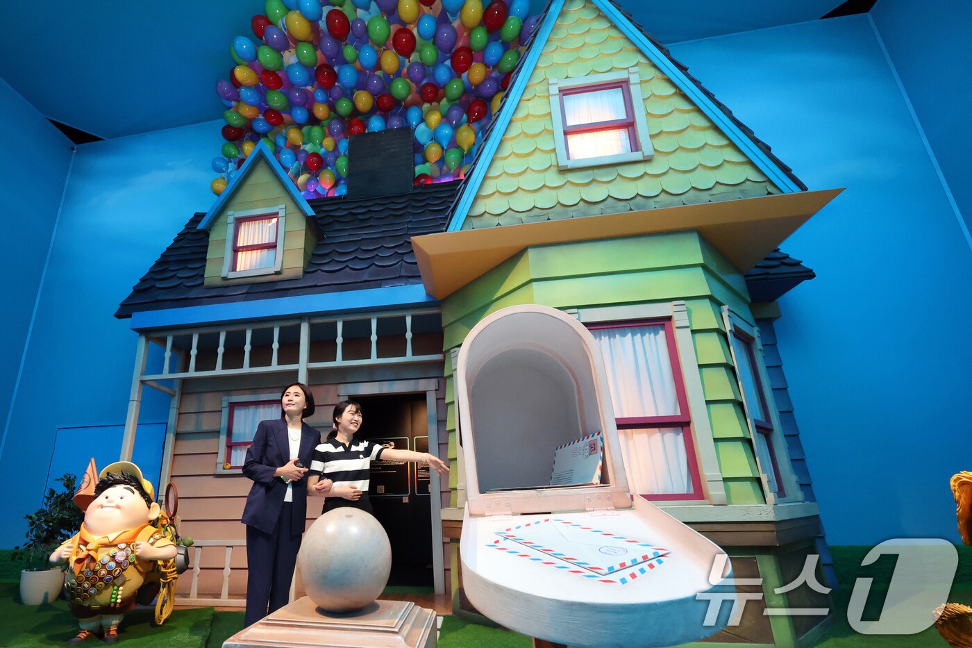 본문 이미지 - 7일 오전 서울 성동구 성수문화예술마당에서 열린 '문도 픽사(Mundo Pixae): 픽사, 상상의 세계로' 미디어데이에서 관계자가 체험공간을 소개하고 있다.  2025.5.7/뉴스1 ⓒ News1 황기선 기자