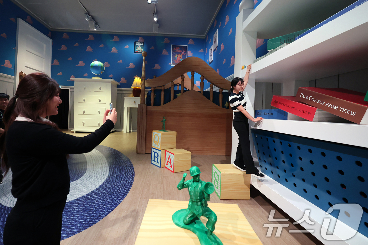 (서울=뉴스1) 황기선 기자 = 7일 오전 서울 성동구 성수문화예술마당에서 열린 '문도 픽사(Mundo Pixae): 픽사, 상상의 세계로' 미디어데이에서 관계자가 체험공간을 소개 …