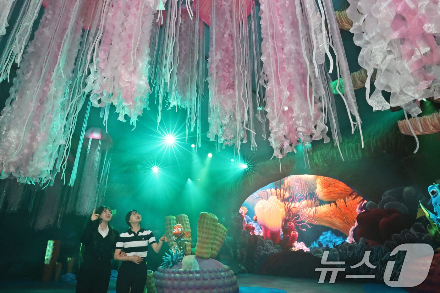 본문 이미지 - 7일 오전 서울 성동구 성수문화예술마당에서 열린 '문도 픽사(Mundo Pixae): 픽사, 상상의 세계로' 미디어데이에서 관계자가 체험공간을 소개하고 있다.  2025.5.7/뉴스1 ⓒ News1 황기선 기자