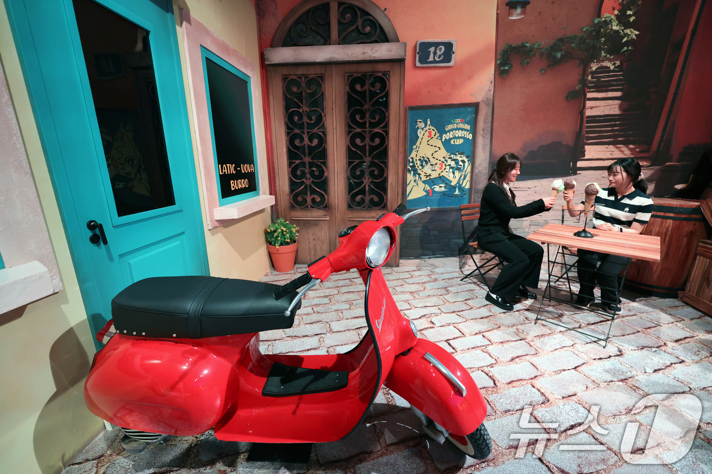 (서울=뉴스1) 황기선 기자 = 7일 오전 서울 성동구 성수문화예술마당에서 열린 '문도 픽사(Mundo Pixae): 픽사, 상상의 세계로' 미디어데이에서 관계자가 체험공간을 소개 …