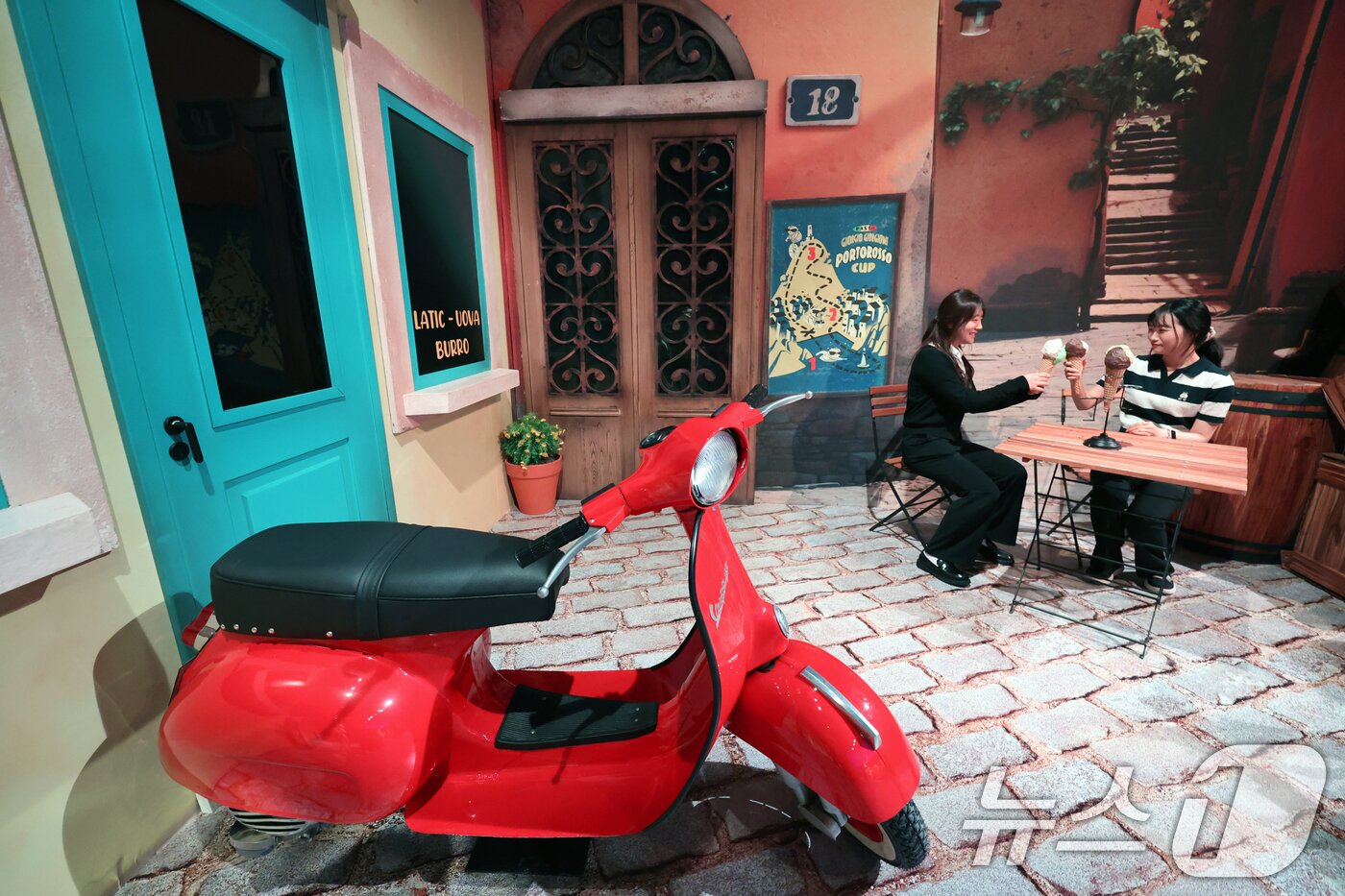 본문 이미지 - 7일 오전 서울 성동구 성수문화예술마당에서 열린 '문도 픽사(Mundo Pixae): 픽사, 상상의 세계로' 미디어데이에서 관계자가 체험공간을 소개하고 있다. 2025.5.7/뉴스1 ⓒ News1 황기선 기자