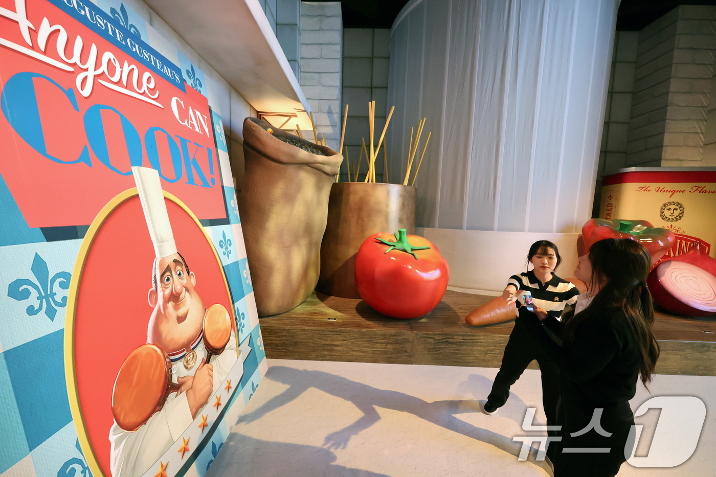 (서울=뉴스1) 황기선 기자 = 7일 오전 서울 성동구 성수문화예술마당에서 열린 '문도 픽사(Mundo Pixae): 픽사, 상상의 세계로' 미디어데이에서 관계자가 체험공간을 소개 …