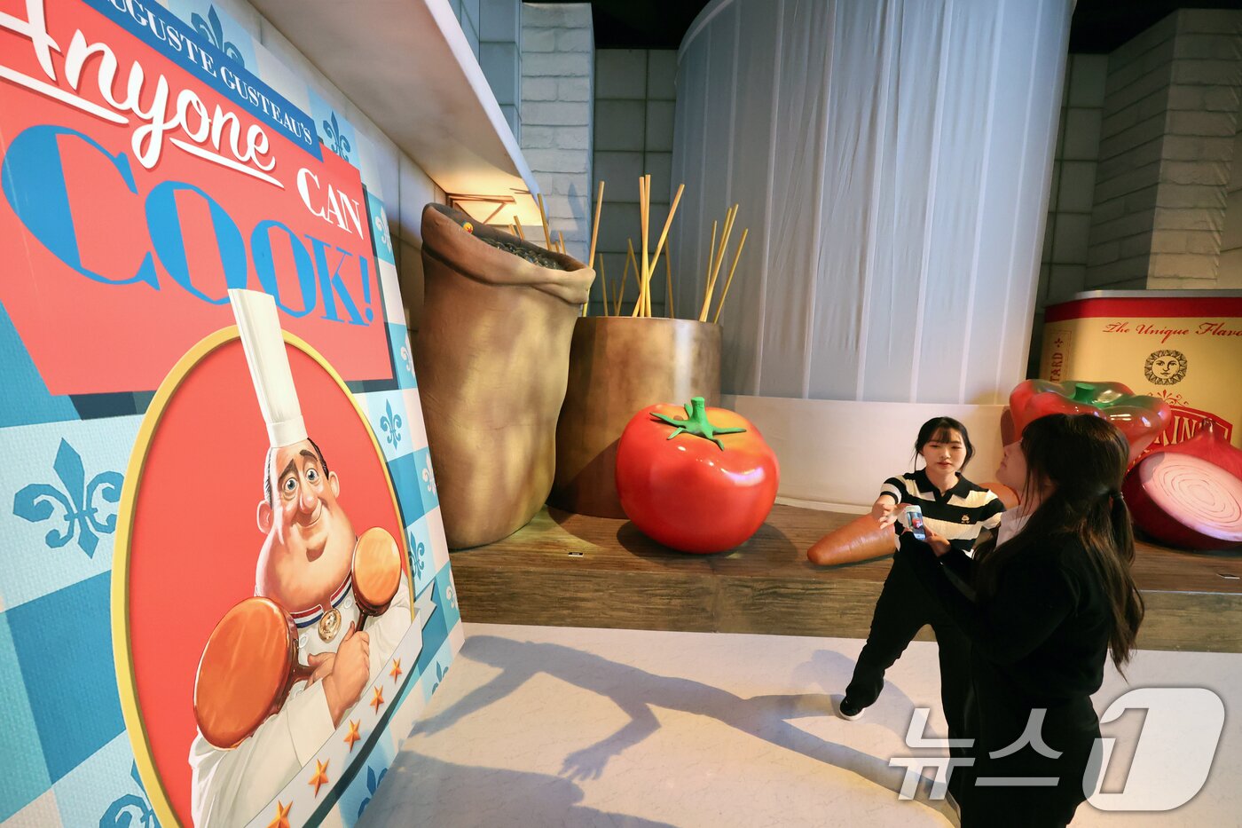 본문 이미지 - 7일 오전 서울 성동구 성수문화예술마당에서 열린 '문도 픽사(Mundo Pixae): 픽사, 상상의 세계로' 미디어데이에서 관계자가 체험공간을 소개하고 있다. 2025.5.7/뉴스1 ⓒ News1 황기선 기자