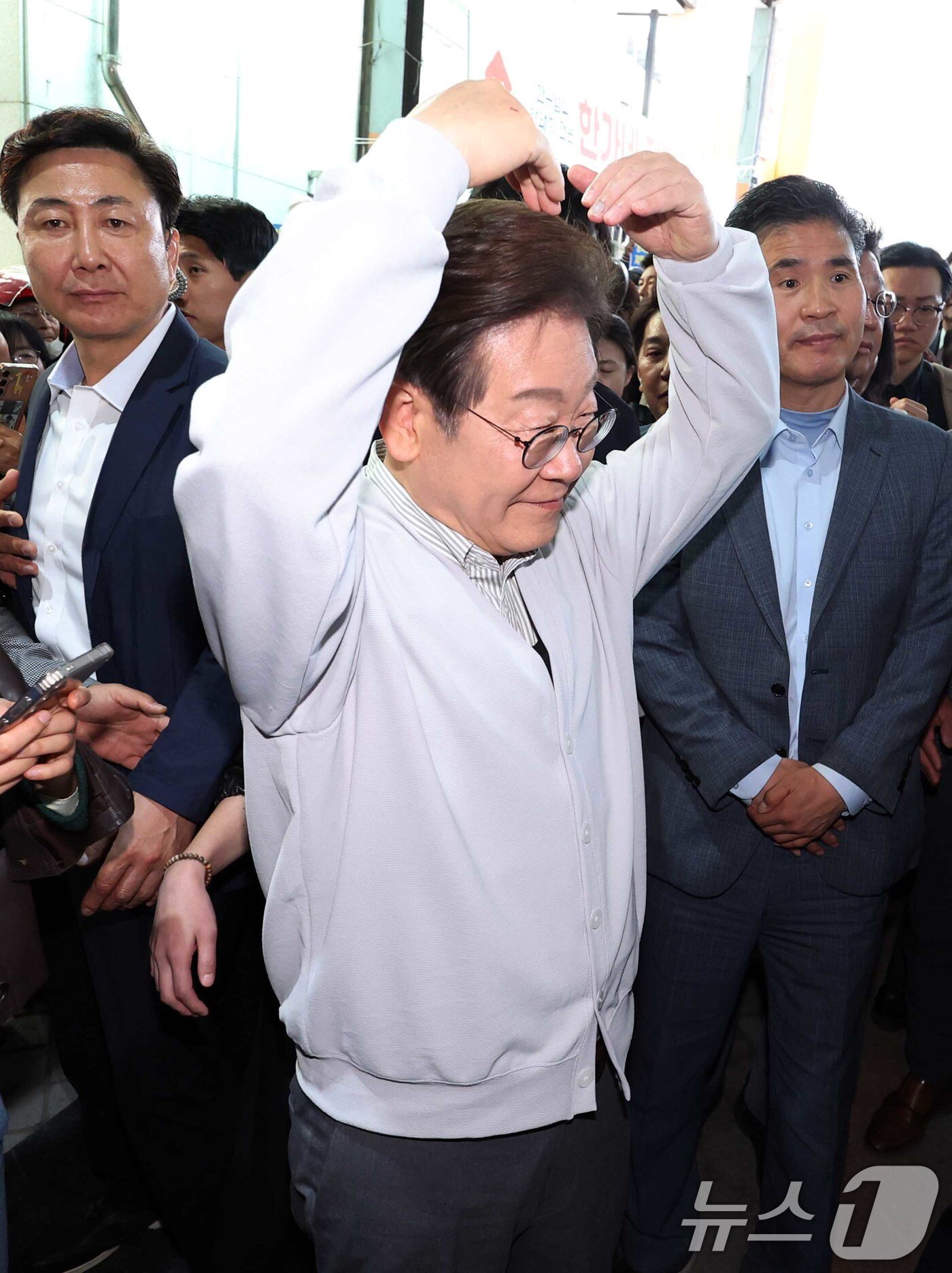 본문 이미지 - 이재명 더불어민주당 대통령 후보가 2차 골목골목 경청투어 마지막 날인 7일 오전 전북 임실군 임실시장을 찾아 하트를 그리고 있다. (공동취재) 2025.5.7/뉴스1 ⓒ News1 안은나 기자