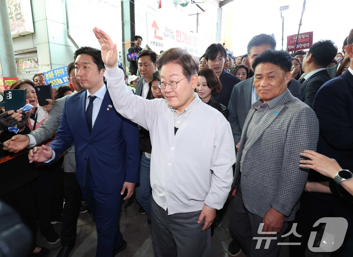 (임실=뉴스1) 안은나 기자 = 이재명 더불어민주당 대통령 후보가 2차 골목골목 경청투어 마지막 날인 7일 오전 전북 임실군 임실시장을 찾아 인사하고 있다. (공동취재) 2025. …