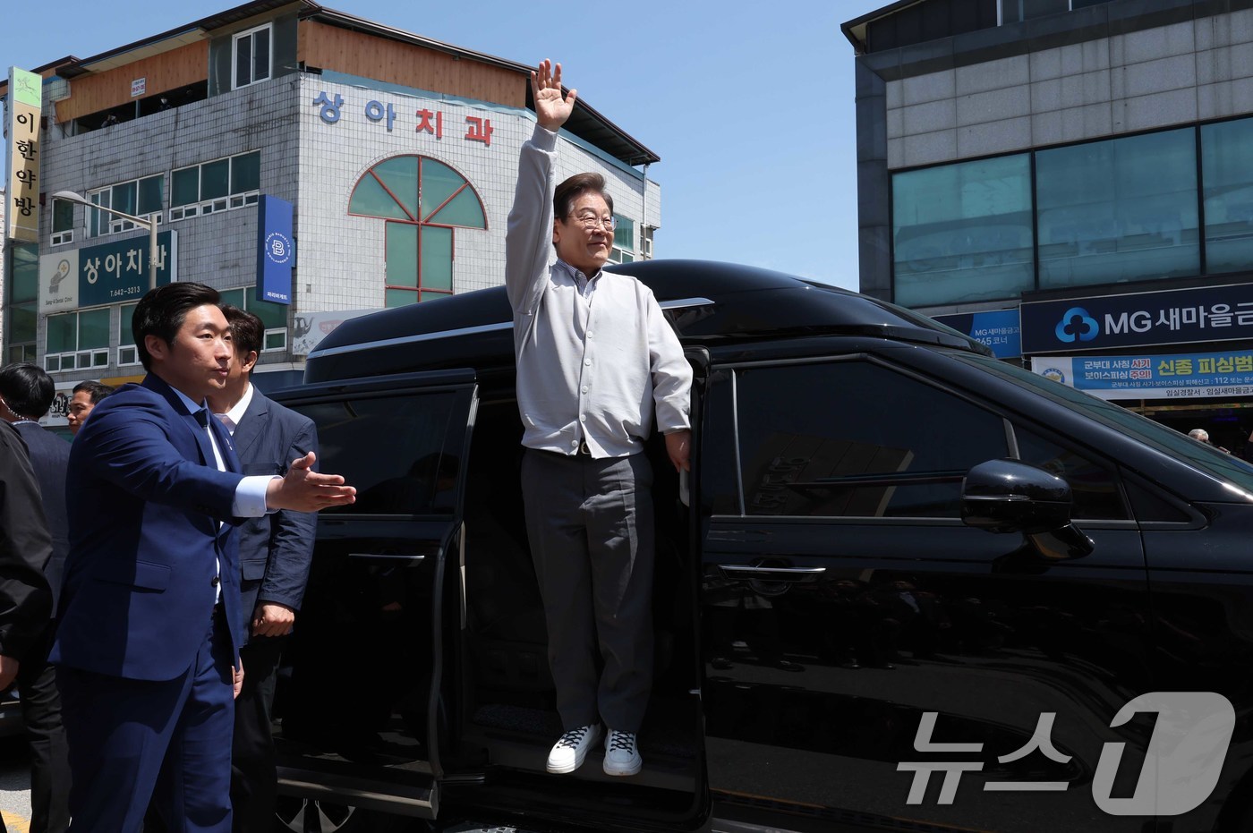 (임실=뉴스1) 안은나 기자 = 이재명 더불어민주당 대통령 후보가 2차 골목골목 경청투어 마지막 날인 7일 오전 전북 임실군 임실시장을 찾아 인사하고 있다. (공동취재) 2025. …