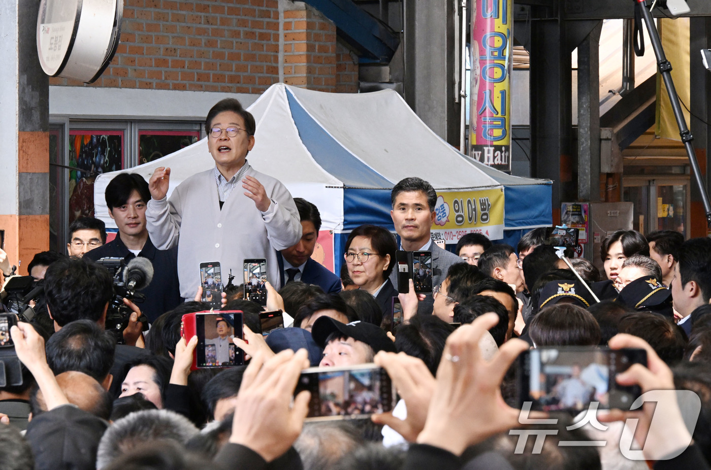 (임실=뉴스1) 안은나 기자 = 이재명 더불어민주당 대통령 후보가 2차 골목골목 경청투어 마지막 날인 7일 오전 전북 임실군 임실시장을 찾아 즉흥 연설하고 있다. (공동취재) 20 …