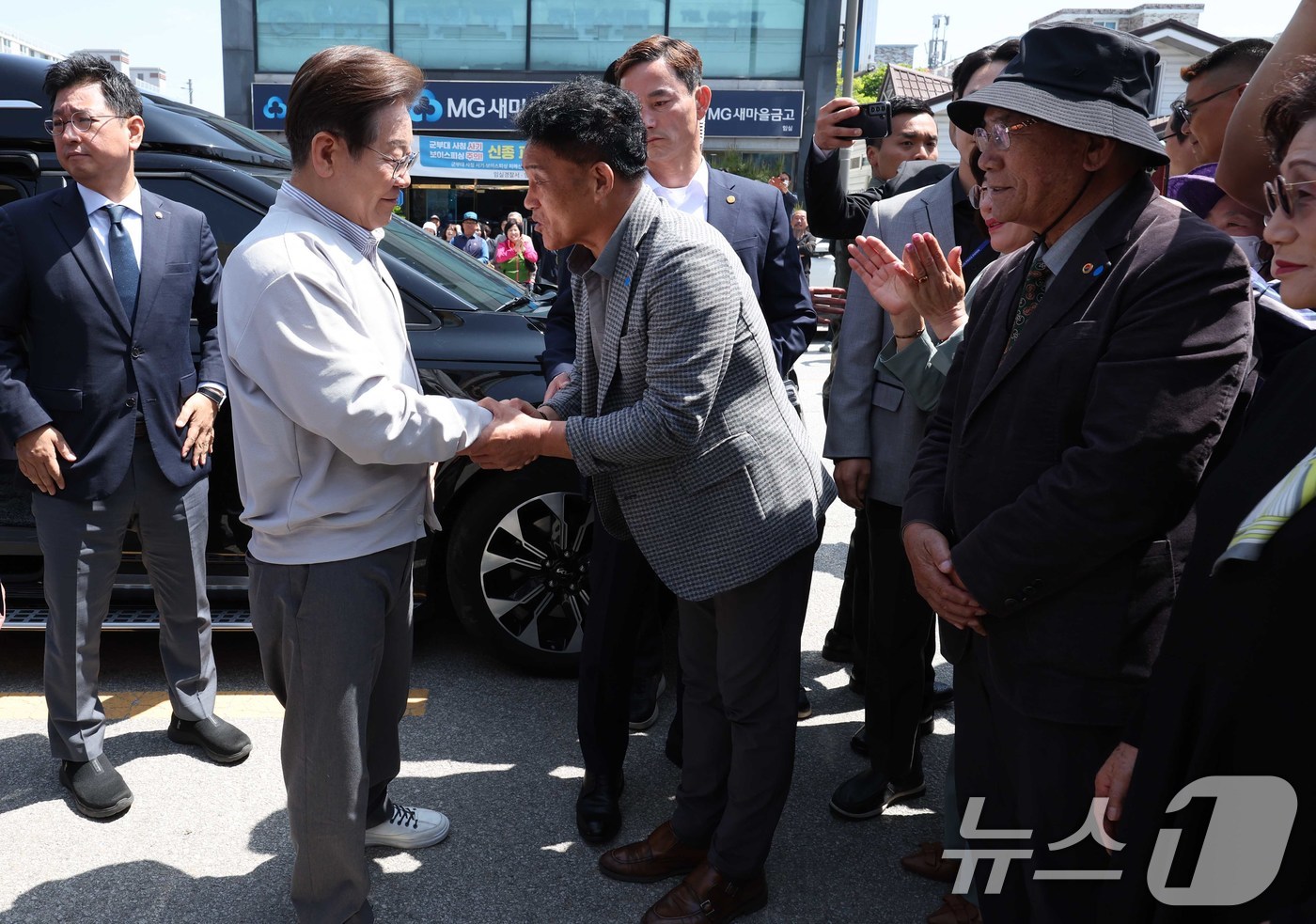 (임실=뉴스1) 안은나 기자 = 이재명 더불어민주당 대통령 후보가 2차 골목골목 경청투어 마지막 날인 7일 오전 전북 임실군 임실시장을 찾아 인사하고 있다. (공동취재) 2025. …