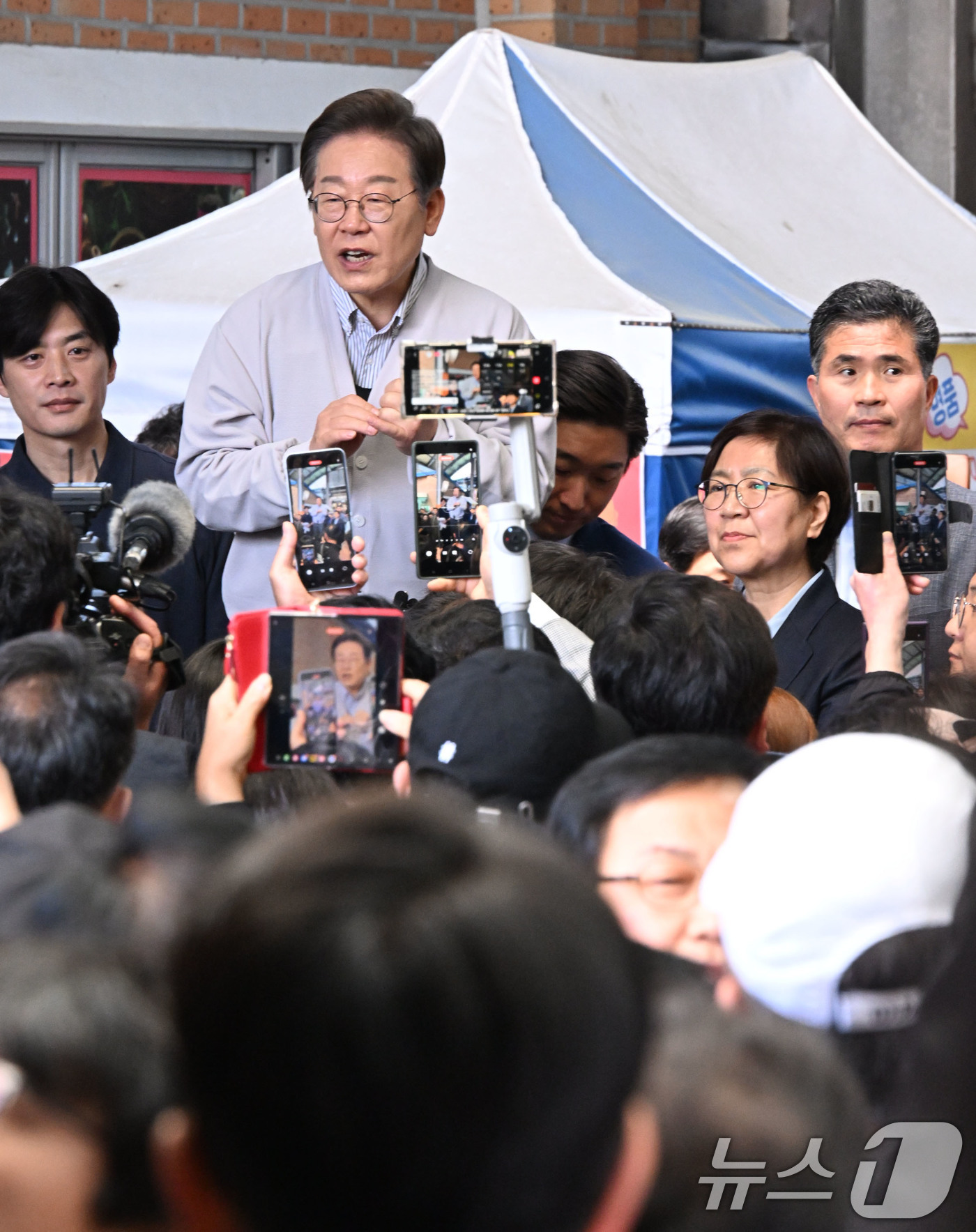 (임실=뉴스1) 안은나 기자 = 이재명 더불어민주당 대통령 후보가 2차 골목골목 경청투어 마지막 날인 7일 오전 전북 임실군 임실시장을 찾아 즉흥 연설하고 있다. (공동취재) 20 …