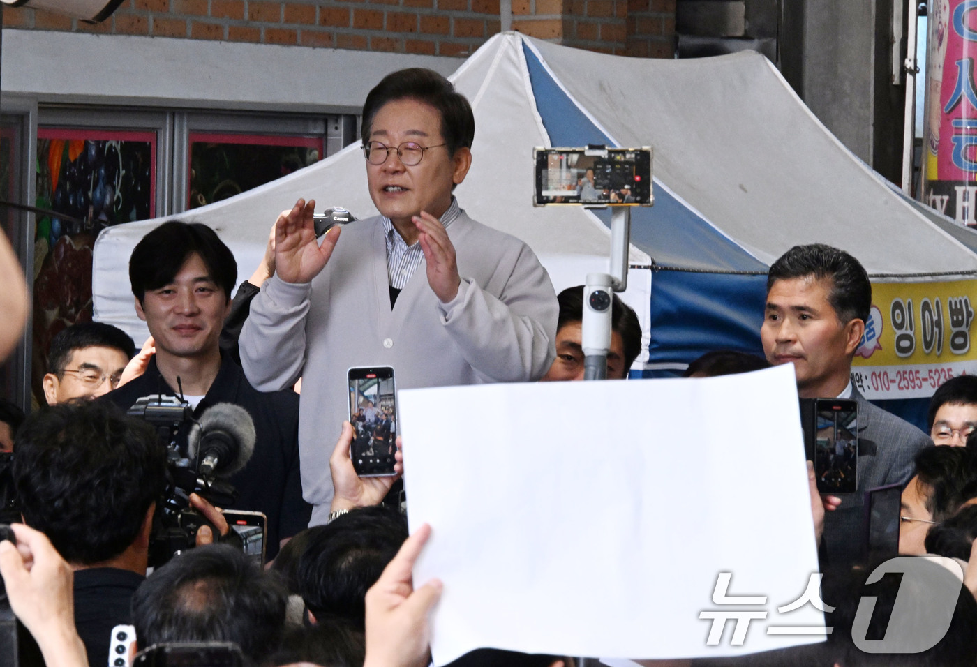 (임실=뉴스1) 안은나 기자 = 이재명 더불어민주당 대통령 후보가 2차 골목골목 경청투어 마지막 날인 7일 오전 전북 임실군 임실시장을 찾아 즉흥 연설하고 있다. (공동취재) 20 …