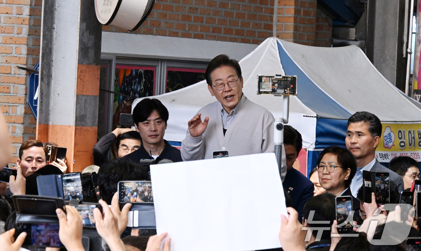 (임실=뉴스1) 안은나 기자 = 이재명 더불어민주당 대통령 후보가 2차 골목골목 경청투어 마지막 날인 7일 오전 전북 임실군 임실시장을 찾아 즉흥 연설하고 있다. (공동취재) 20 …