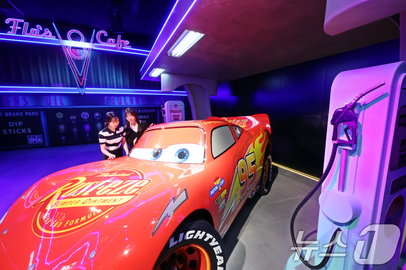 (서울=뉴스1) 황기선 기자 = 7일 오전 서울 성동구 성수문화예술마당에서 열린 '문도 픽사(Mundo Pixae): 픽사, 상상의 세계로' 미디어데이에서 관계자가 체험공간을 소개 …