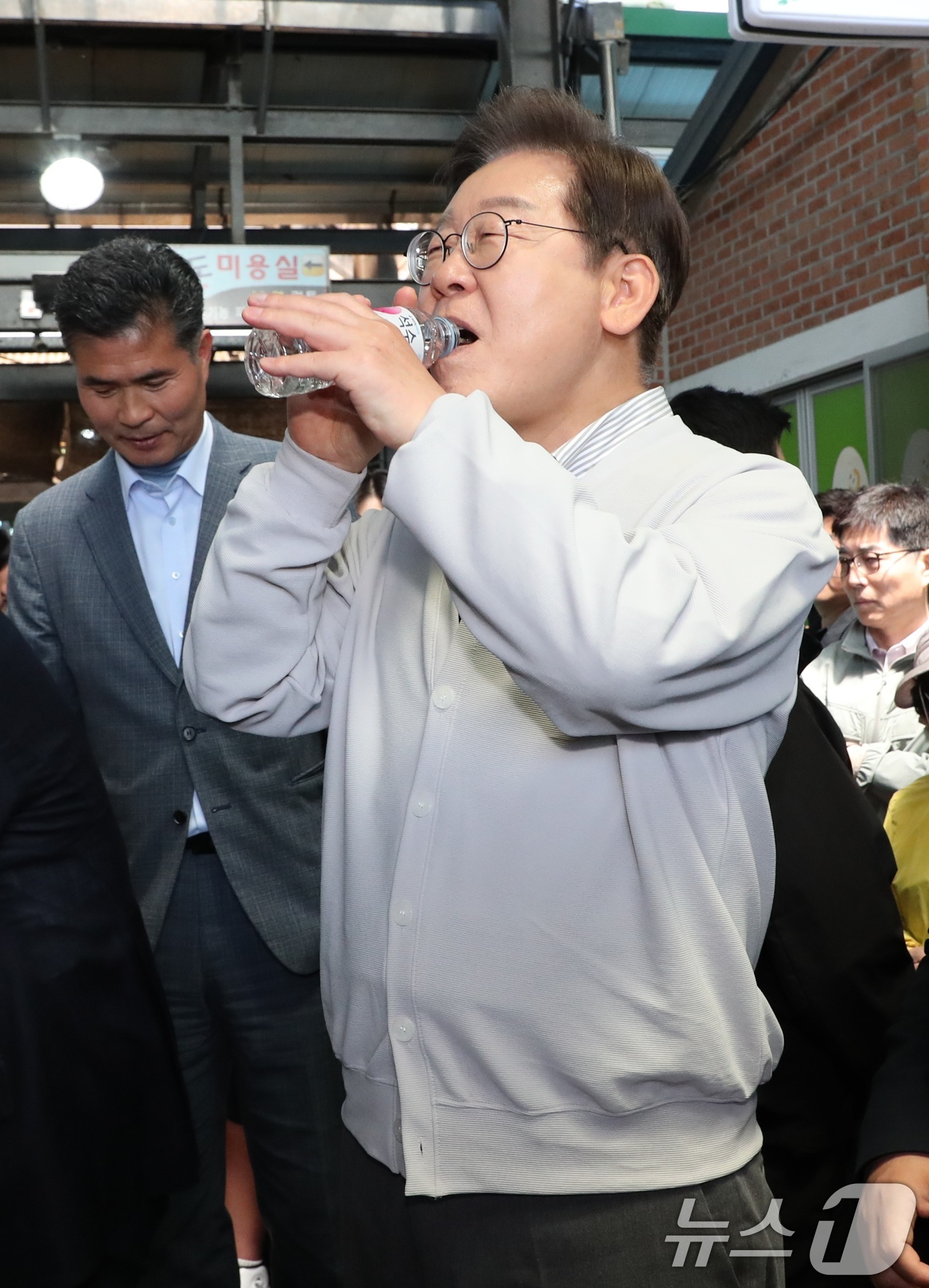 (임실=뉴스1) 안은나 기자 = 이재명 더불어민주당 대통령 후보가 2차 골목골목 경청투어 마지막 날인 7일 오전 전북 임실군 임실시장을 찾아 물을 마시고 있다. (공동취재) 202 …