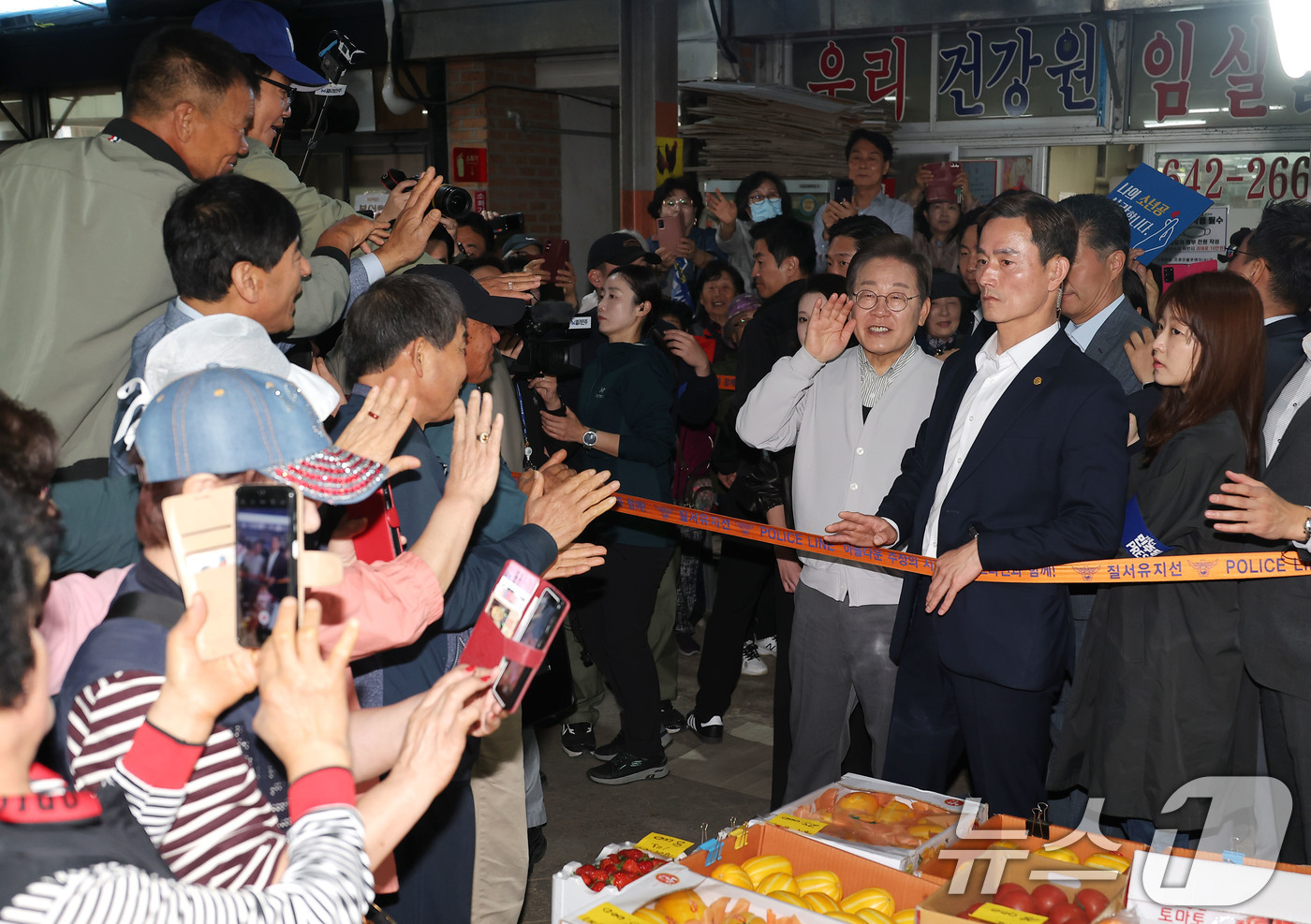 (임실=뉴스1) 안은나 기자 = 이재명 더불어민주당 대통령 후보가 2차 골목골목 경청투어 마지막 날인 7일 오전 전북 임실군 임실시장을 찾아 인사하고 있다. (공동취재) 2025. …