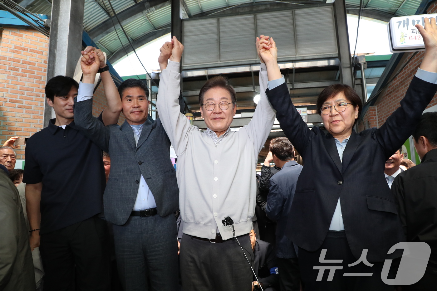 (임실=뉴스1) 안은나 기자 = 이재명 더불어민주당 대통령 후보가 2차 골목골목 경청투어 마지막 날인 7일 오전 전북 임실군 임실시장을 찾아 인사하고 있다. 왼쪽부터 한준호, 이원 …