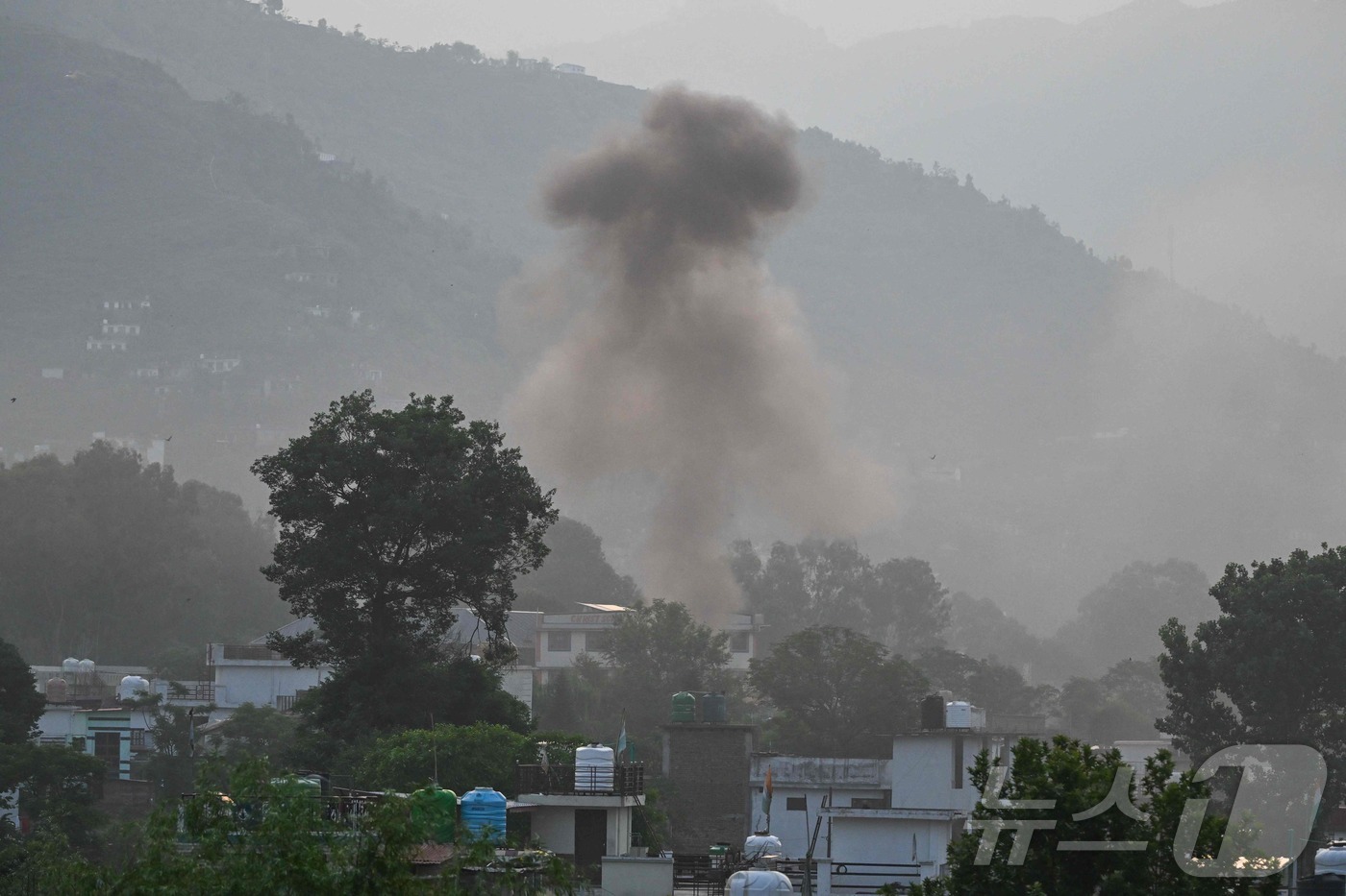 (푼치 AFP=뉴스1) 우동명 기자 = 7일(현지시간) 인도의 푼치에서 파키스탄을 겨냥한 미사일 공격으로 검은 연기가 솟아 오르고 있다. 2025.05.07ⓒ AFP=뉴스1