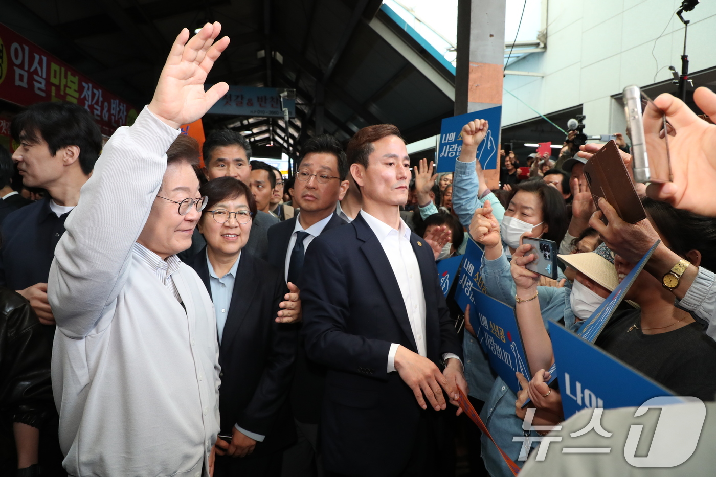 (임실=뉴스1) 안은나 기자 = 이재명 더불어민주당 대통령 후보가 2차 골목골목 경청투어 마지막 날인 7일 오전 전북 임실군 임실시장을 찾아 인사하고 있다. (공동취재) 2025. …