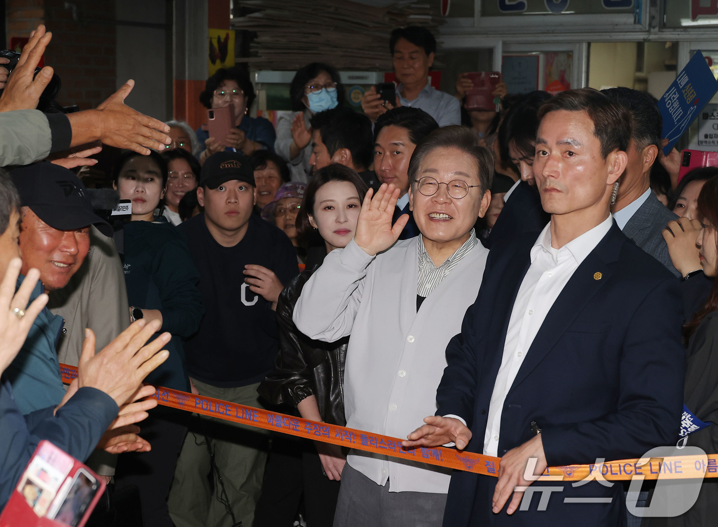 (임실=뉴스1) 안은나 기자 = 이재명 더불어민주당 대통령 후보가 2차 골목골목 경청투어 마지막 날인 7일 오전 전북 임실군 임실시장을 찾아 인사하고 있다. (공동취재) 2025. …