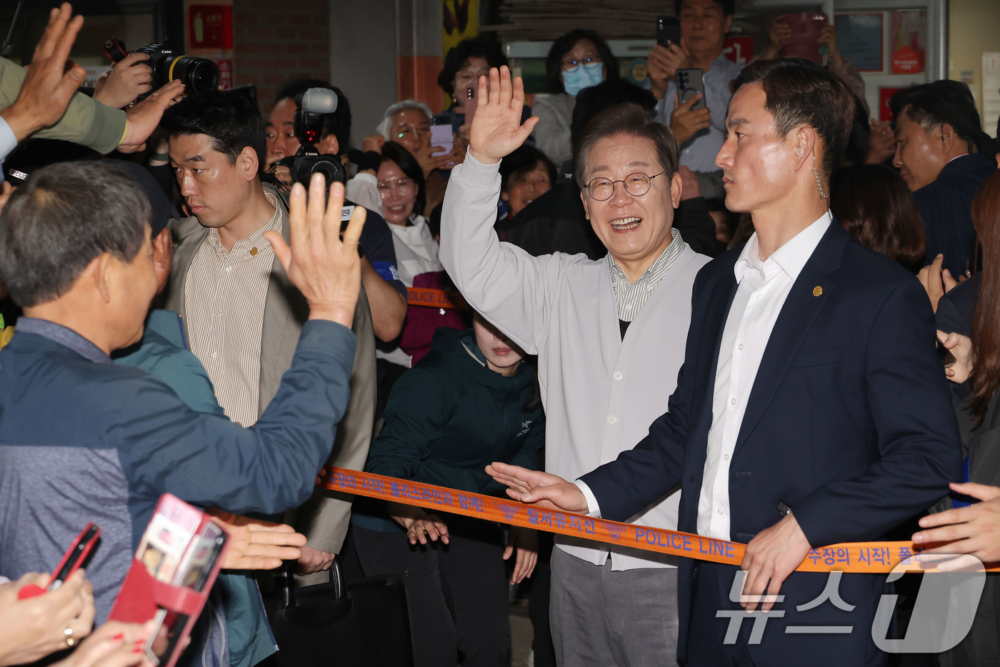 (임실=뉴스1) 안은나 기자 = 이재명 더불어민주당 대통령 후보가 2차 골목골목 경청투어 마지막 날인 7일 오전 전북 임실군 임실시장을 찾아 인사하고 있다. (공동취재) 2025. …