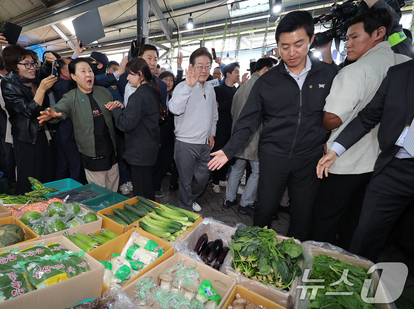 (임실=뉴스1) 안은나 기자 = 이재명 더불어민주당 대통령 후보가 2차 골목골목 경청투어 마지막 날인 7일 오전 전북 임실군 임실시장을 찾아 인사하고 있다. (공동취재) 2025. …