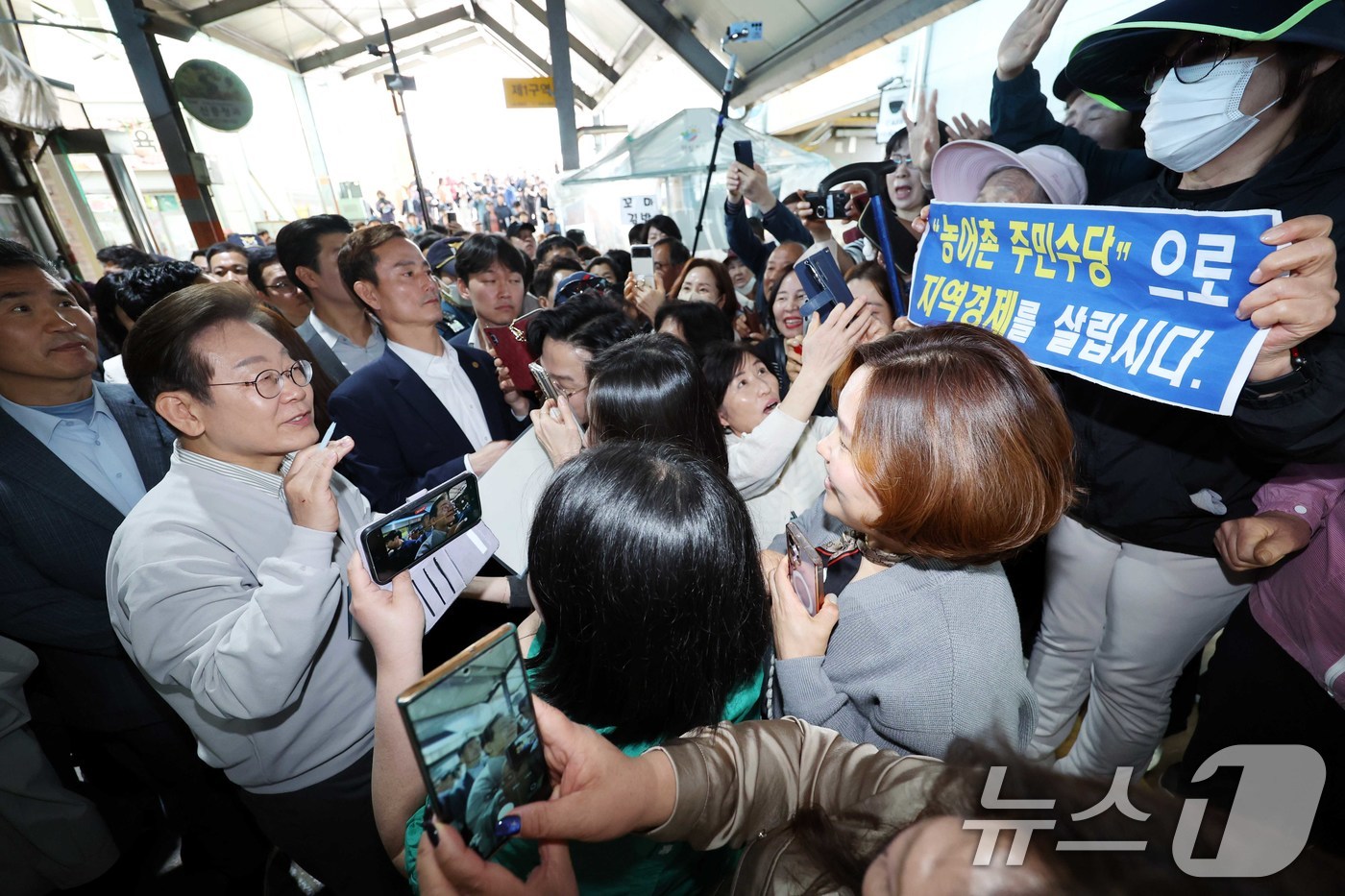 (임실=뉴스1) 안은나 기자 = 이재명 더불어민주당 대통령 후보가 2차 골목골목 경청투어 마지막 날인 7일 오전 전북 임실군 임실시장을 찾아 인사하고 있다. (공동취재) 2025. …