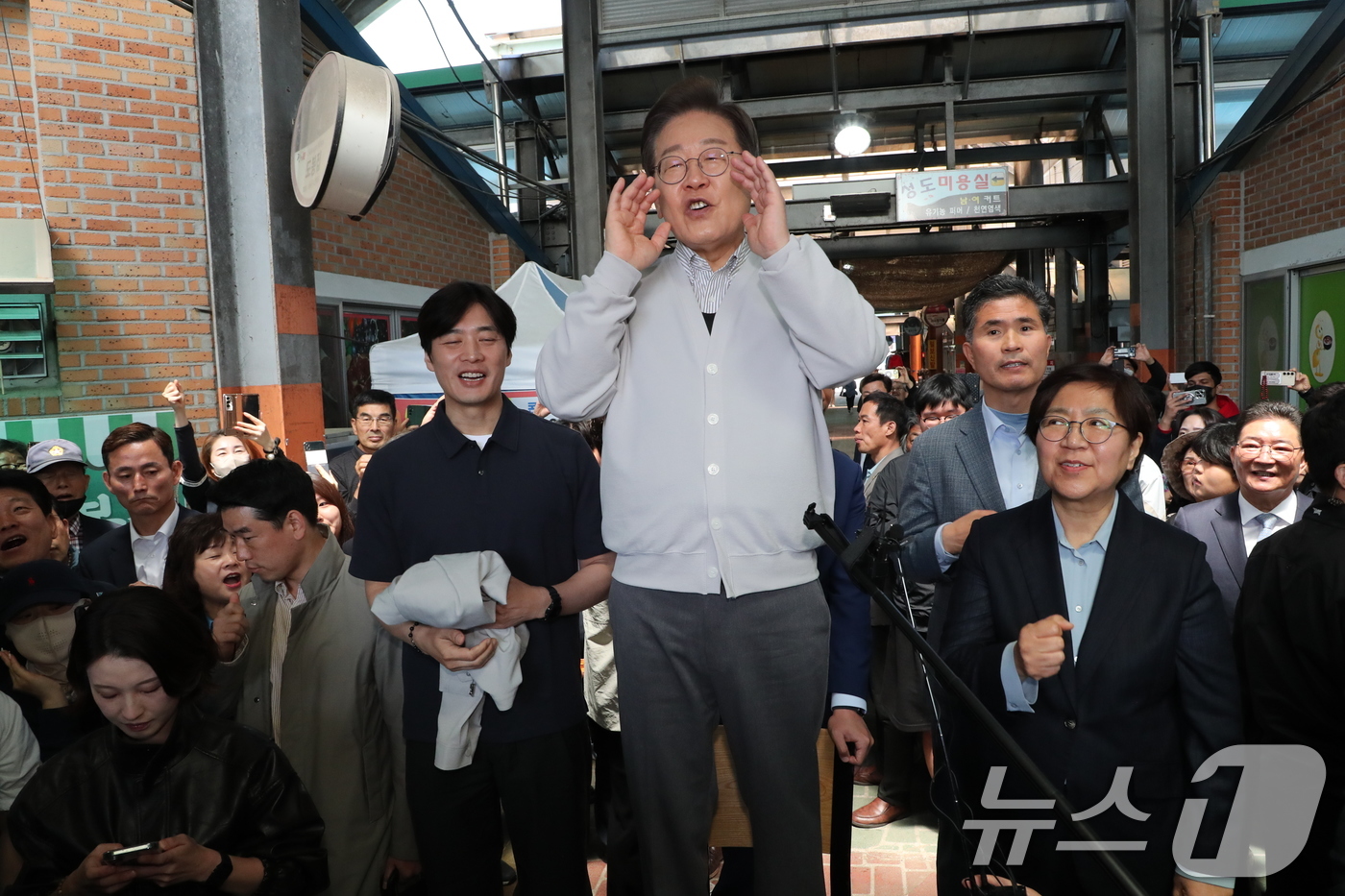 (임실=뉴스1) 안은나 기자 = 이재명 더불어민주당 대통령 후보가 2차 골목골목 경청투어 마지막 날인 7일 오전 전북 임실군 임실시장을 찾아 즉흥 연설하고 있다. (공동취재) 20 …