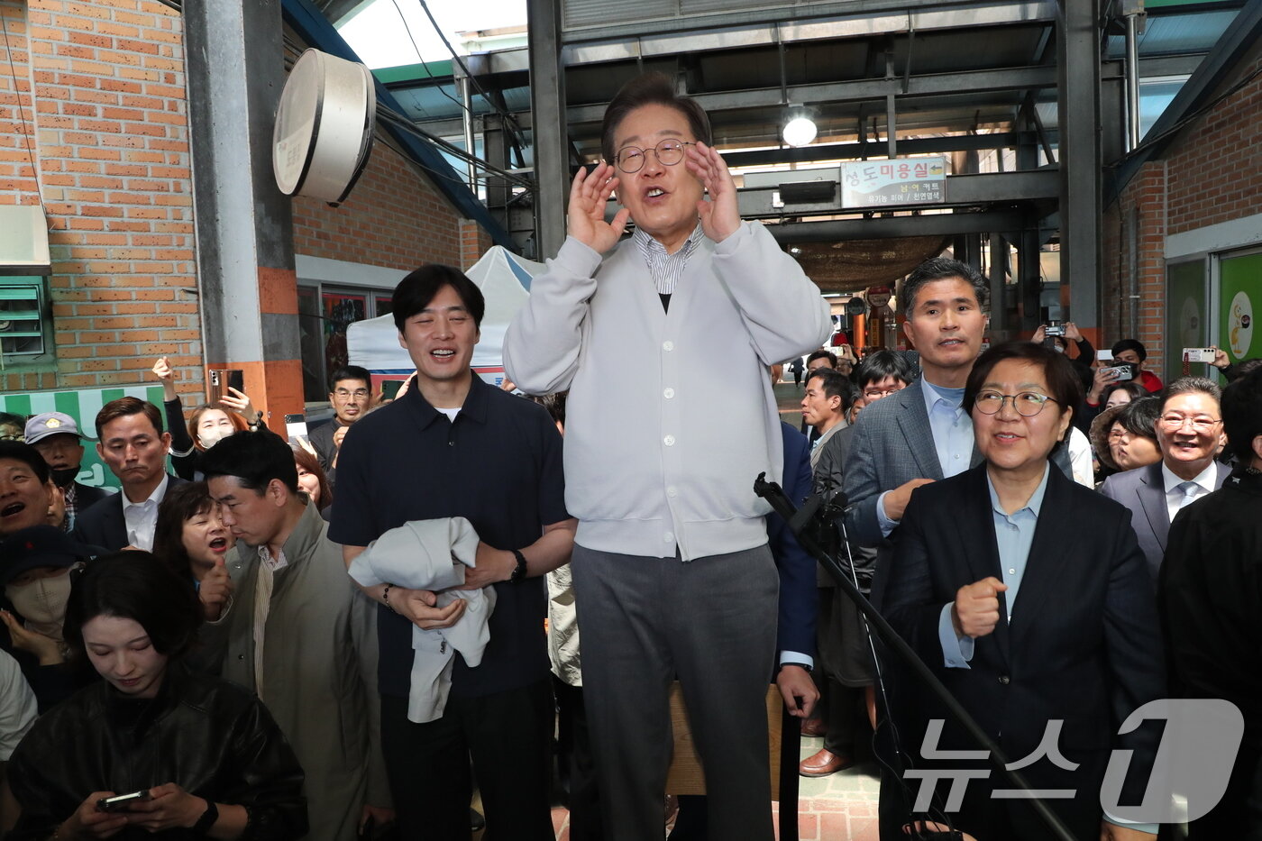 본문 이미지 - 이재명 더불어민주당 대통령 후보가 2차 골목골목 경청투어 마지막 날인 7일 오전 전북 임실군 임실시장을 찾아 즉흥 연설하고 있다. (공동취재) 2025.5.7/뉴스1 ⓒ News1 안은나 기자