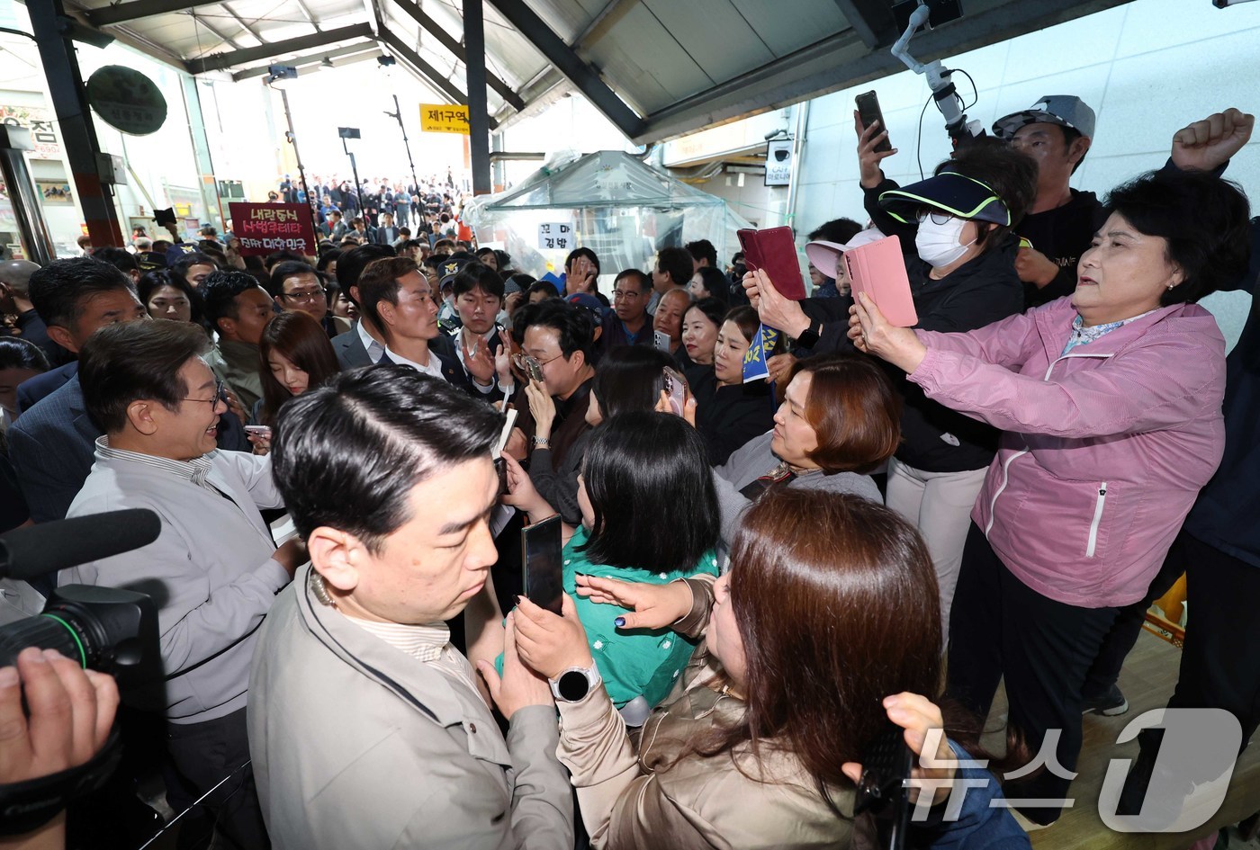 (임실=뉴스1) 안은나 기자 = 이재명 더불어민주당 대통령 후보가 2차 골목골목 경청투어 마지막 날인 7일 오전 전북 임실군 임실시장을 찾아 인사하고 있다. (공동취재) 2025. …