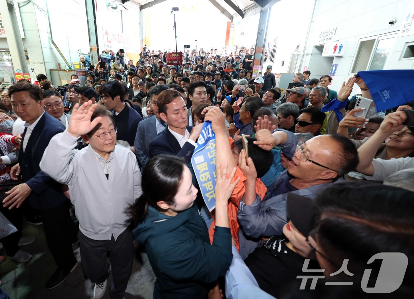 (임실=뉴스1) 안은나 기자 = 이재명 더불어민주당 대통령 후보가 2차 골목골목 경청투어 마지막 날인 7일 오전 전북 임실군 임실시장을 찾아 인사하고 있다. (공동취재) 2025. …