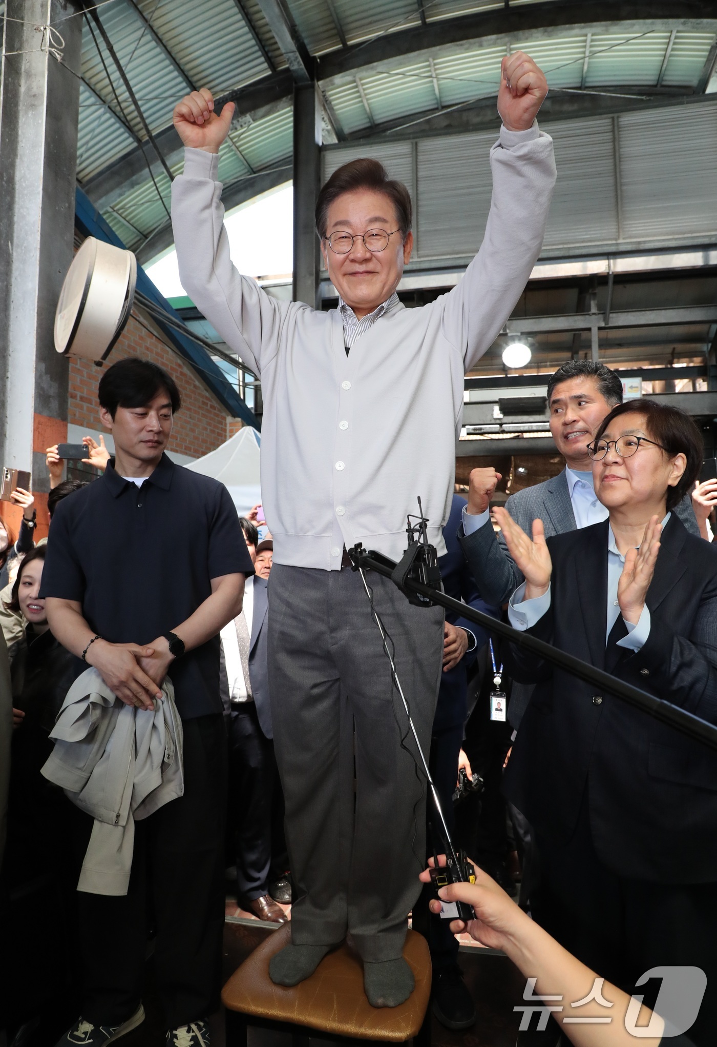 (임실=뉴스1) 안은나 기자 = 이재명 더불어민주당 대통령 후보가 2차 골목골목 경청투어 마지막 날인 7일 오전 전북 임실군 임실시장을 찾아 즉흥 연설하고 있다. (공동취재) 20 …