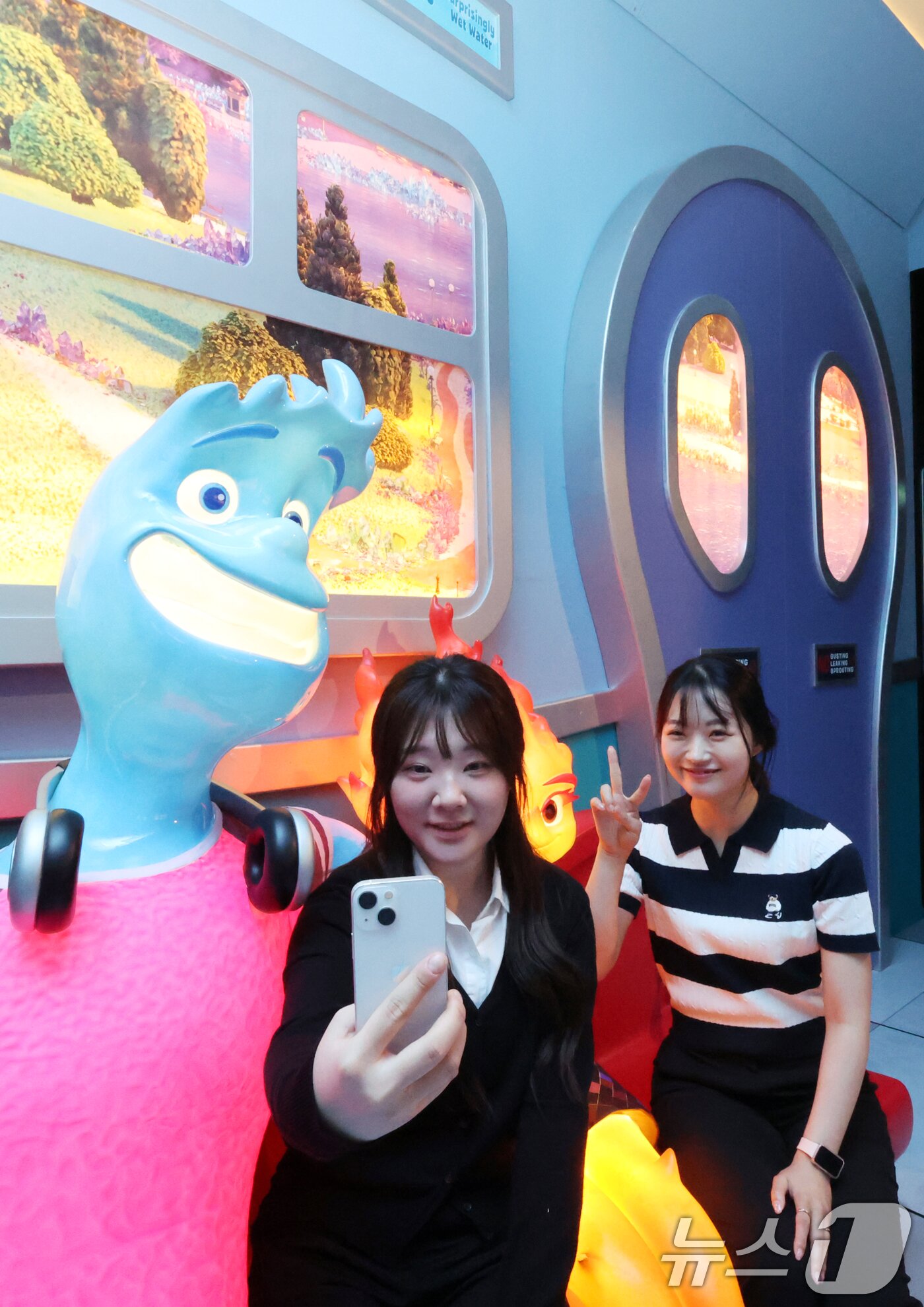 본문 이미지 - 7일 오전 서울 성동구 성수문화예술마당에서 열린 '문도 픽사(Mundo Pixae): 픽사, 상상의 세계로' 미디어데이에서 관계자가 체험공간을 소개하고 있다. 2025.5.7/뉴스1 ⓒ News1 황기선 기자