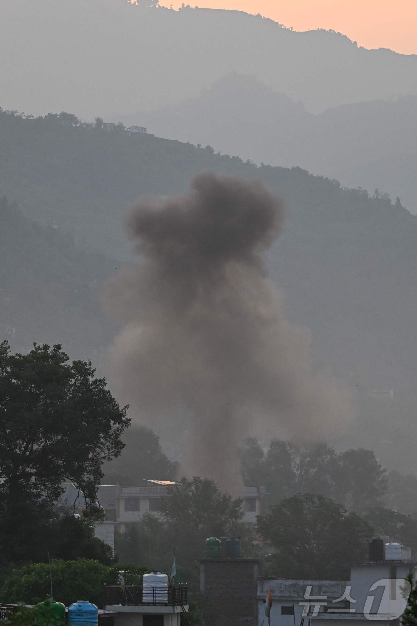 (푼치 AFP=뉴스1) 우동명 기자 = 7일(현지시간) 인도 푼치에서 파키스탄을 겨냥한 미사일 공격을 해 검은 연기가 솟아 오르고 있다. 2025.05.07ⓒ AFP=뉴스1