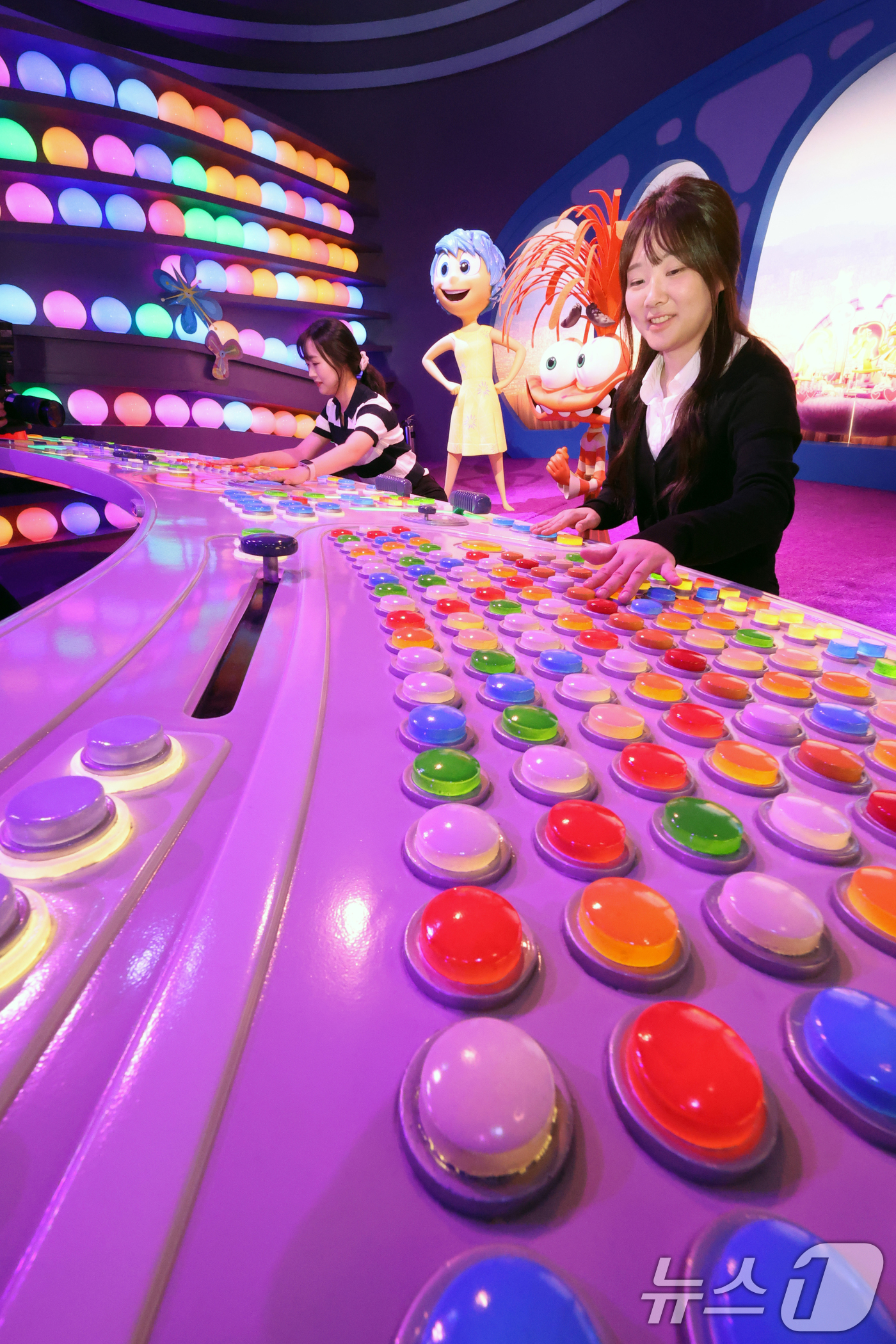 (서울=뉴스1) 황기선 기자 = 7일 오전 서울 성동구 성수문화예술마당에서 열린 '문도 픽사(Mundo Pixae): 픽사, 상상의 세계로' 미디어데이에서 관계자가 체험공간을 소개 …